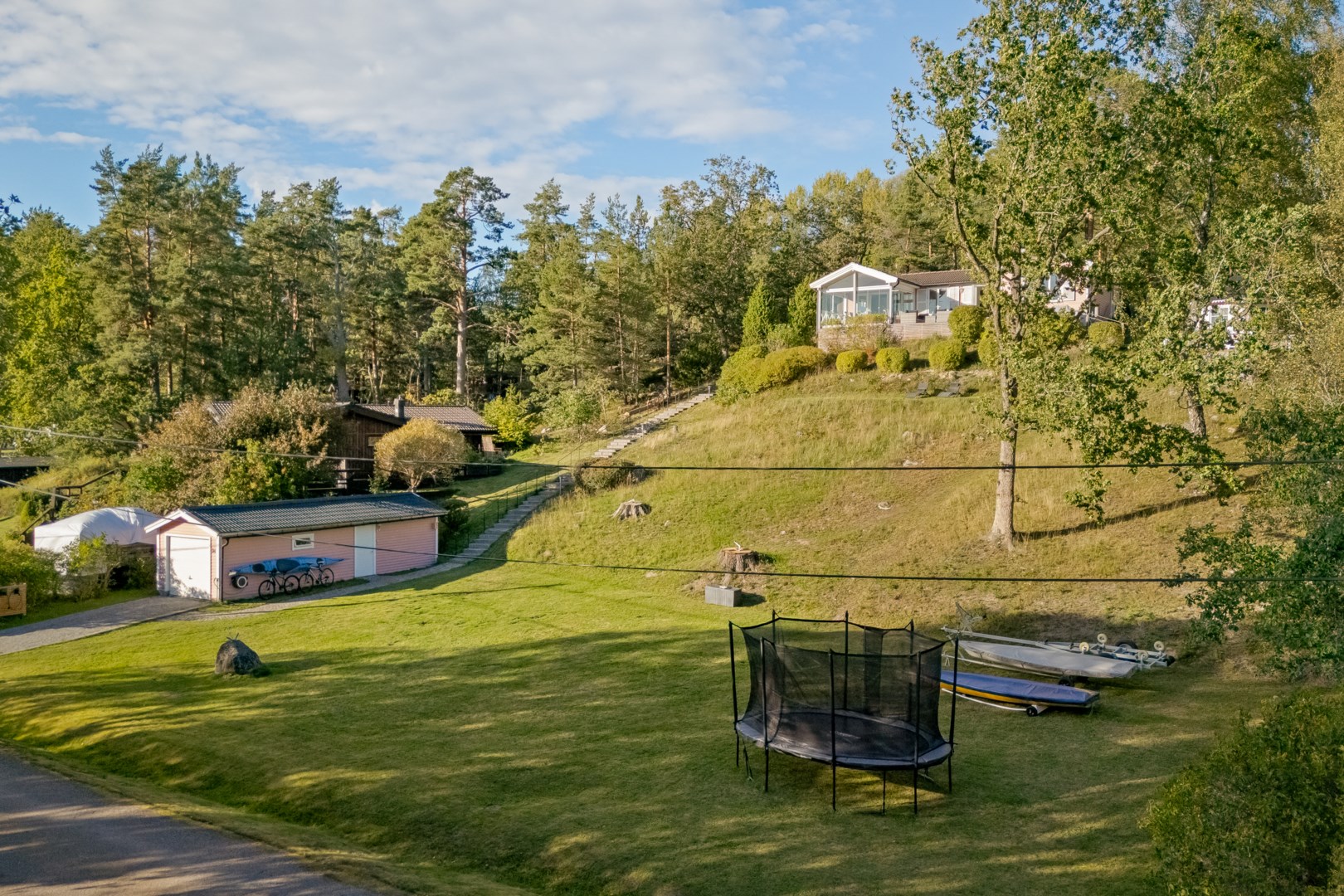 Plana grönytor i anslutning till gata och garage.