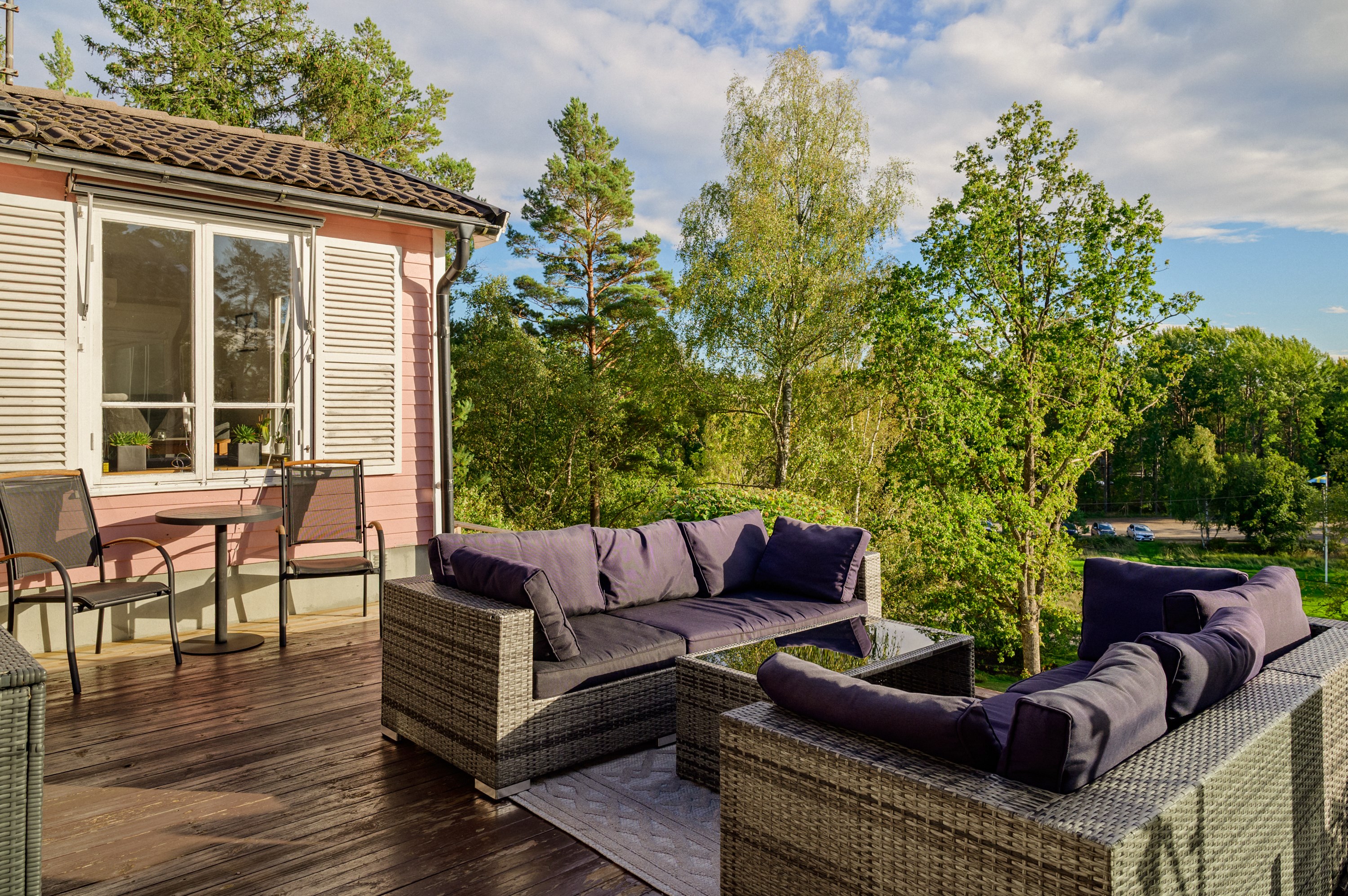 Via husknuten nås lusthuset och trädgården.