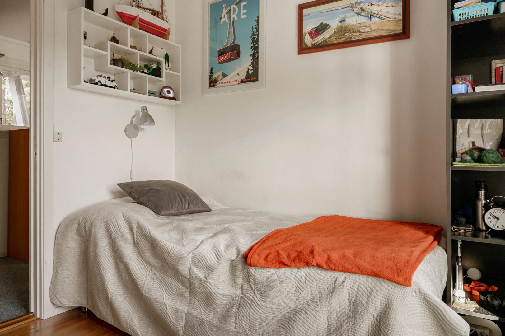 De båda sovrummen nås via hallen.