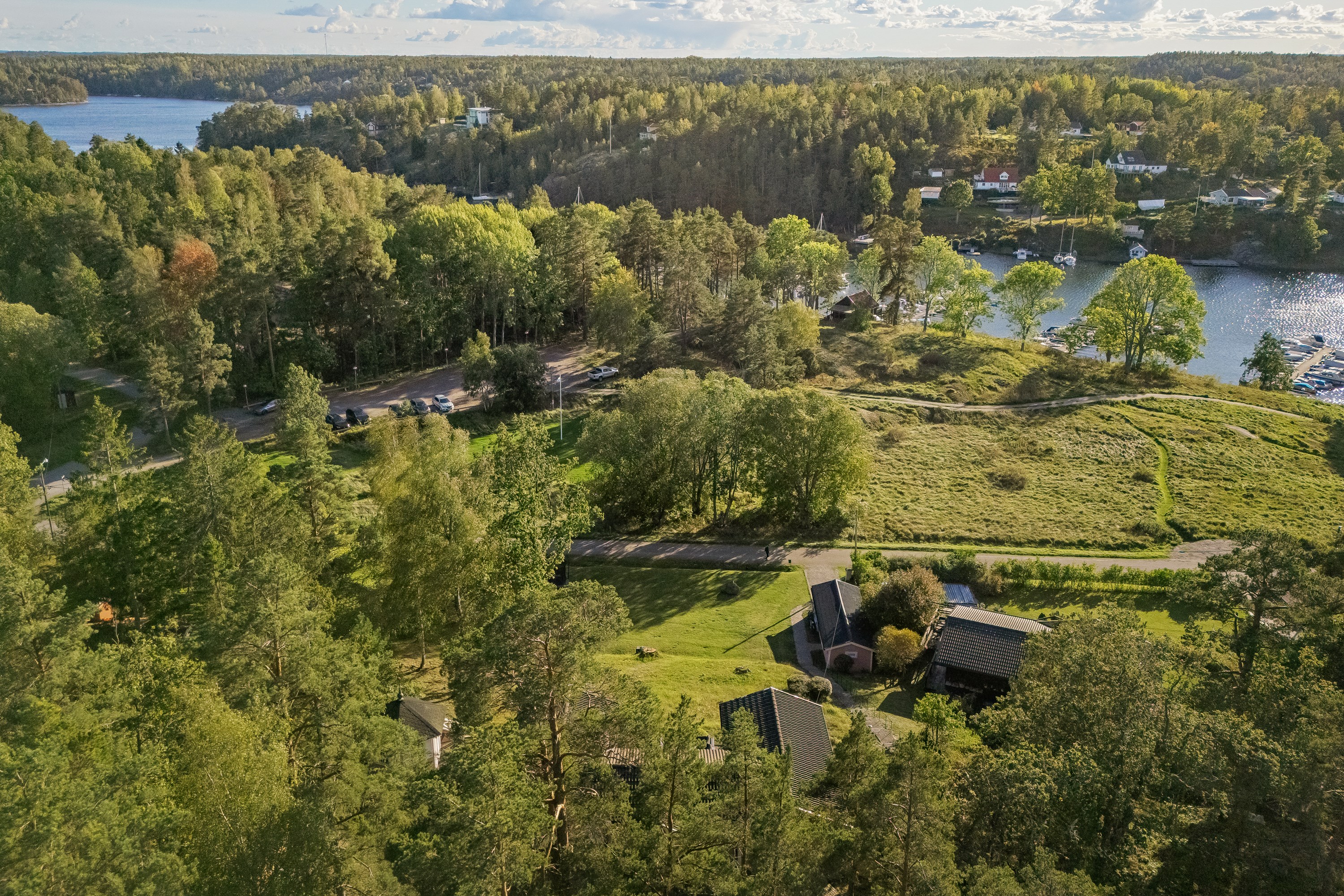 Vy över Herrviken i vinkel mot sydöst med fastigheten i förgrunden.