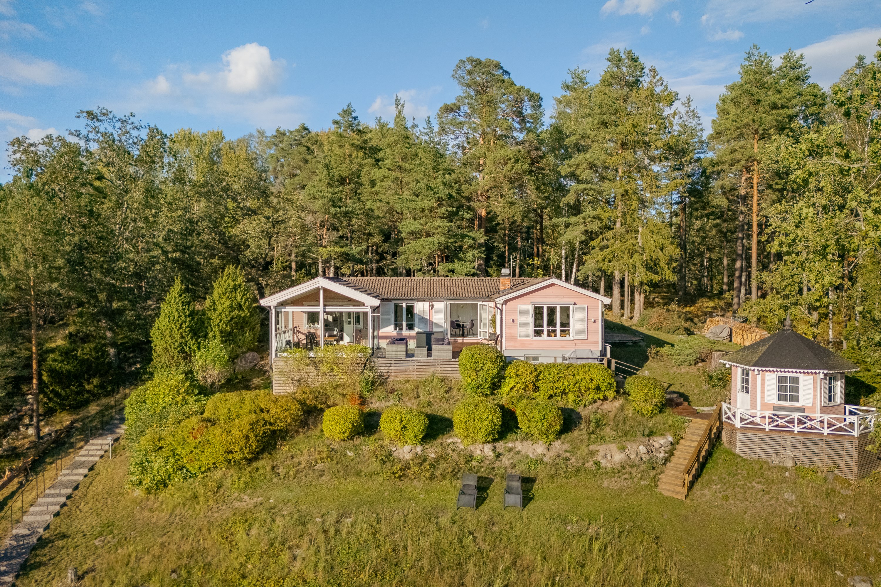 Högt fritt sydvästläge omsluten av vacker skärgårdsnatur.