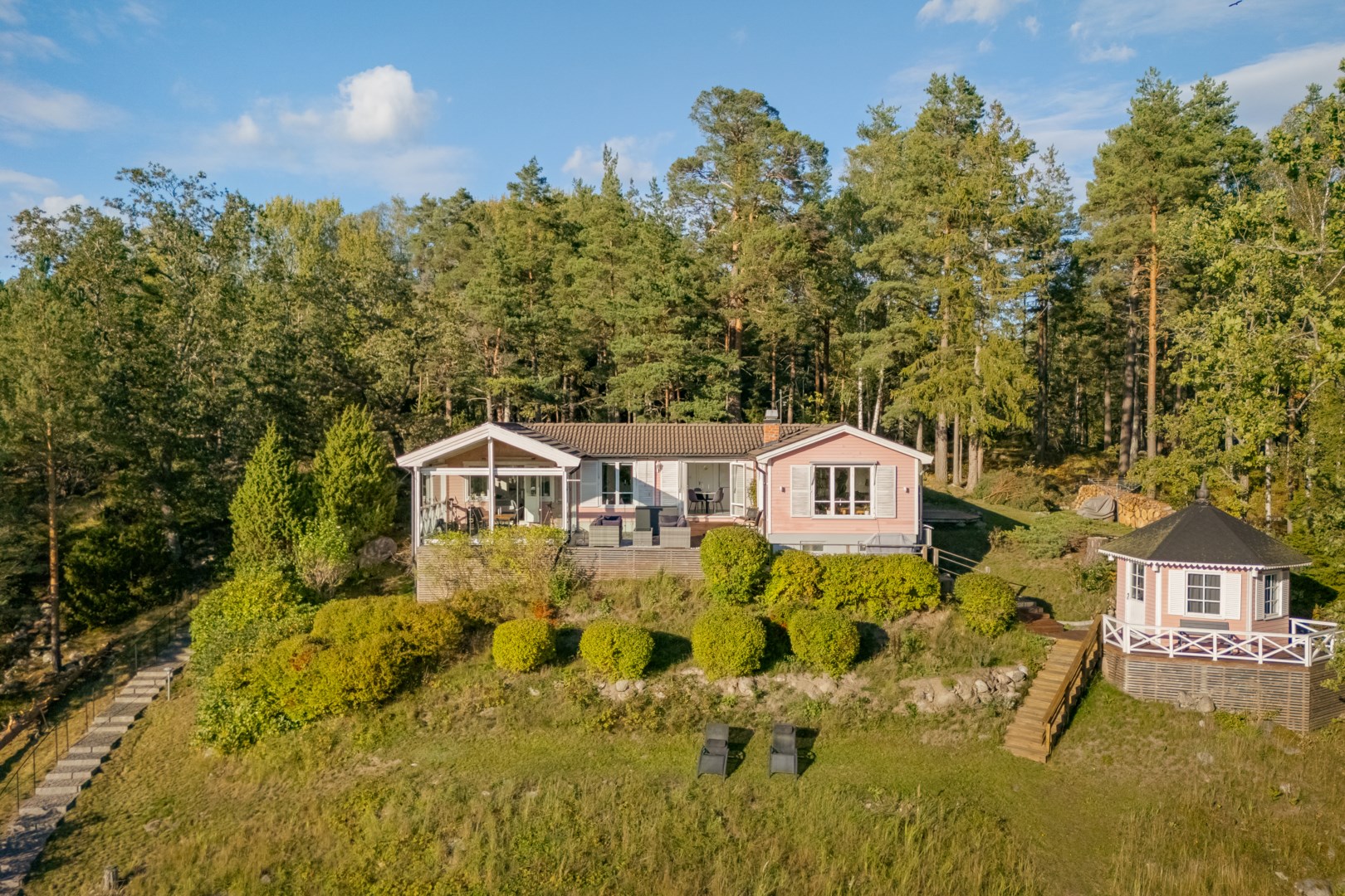 Högt fritt sydvästläge omsluten av vacker skärgårdsnatur.