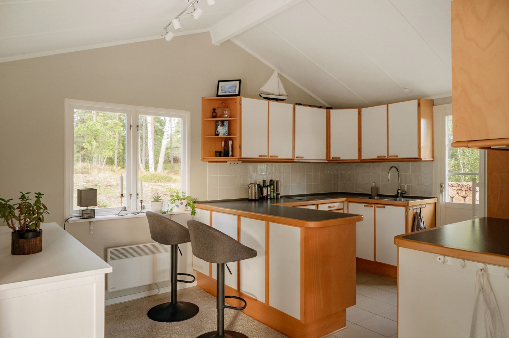 Köket i vinkel från matplatsen.