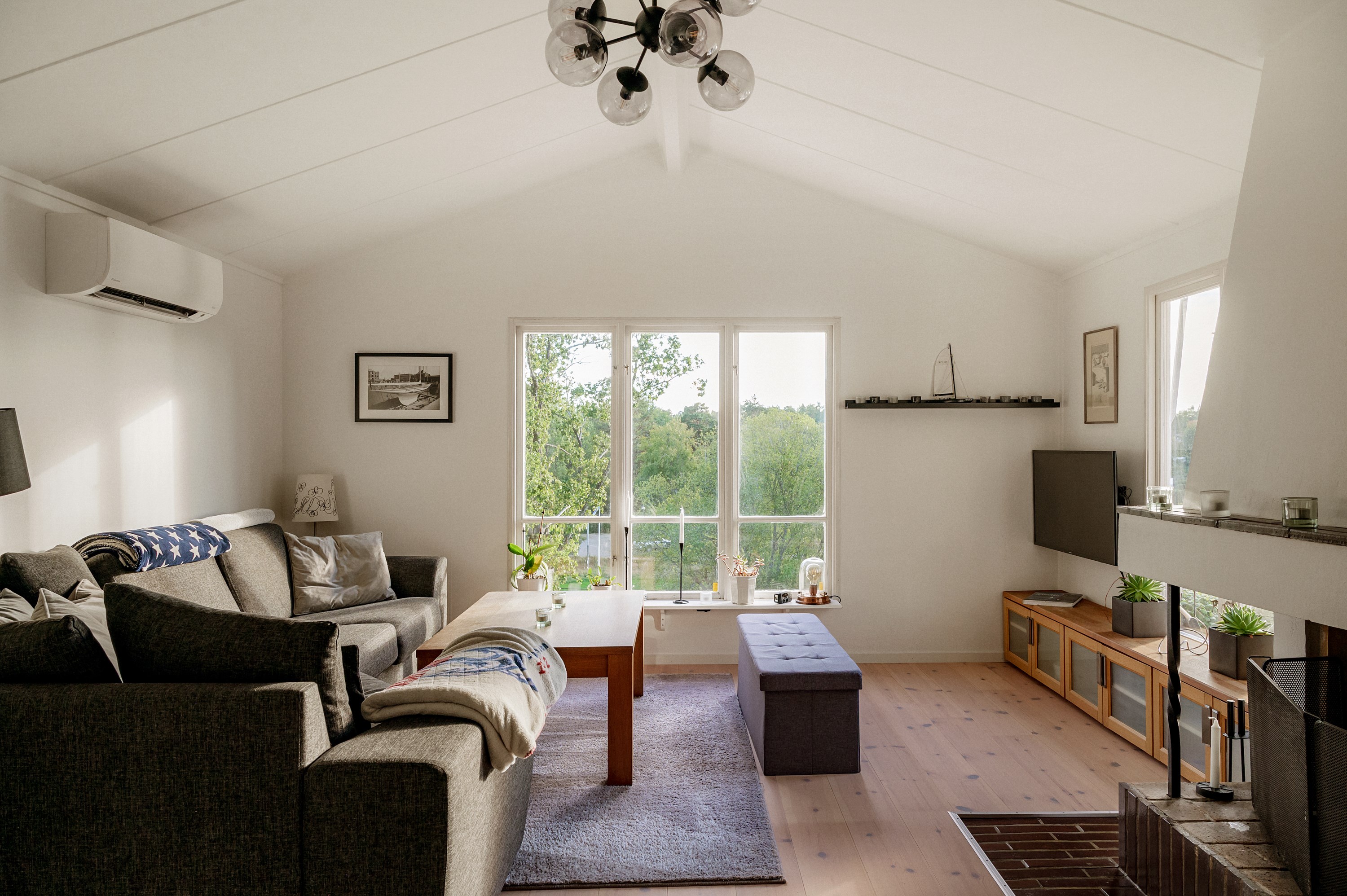 Härlig rumslighet med takhöjd upp till nock i samtliga rum.