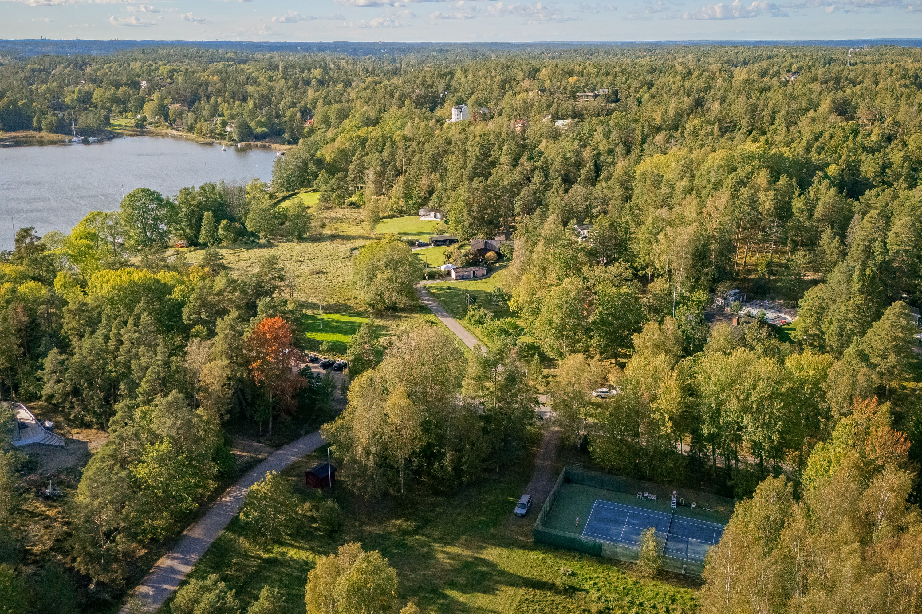 Tennisbanan ett stenkast från fastigheten bokas via Värmdöviks tennisklubb.