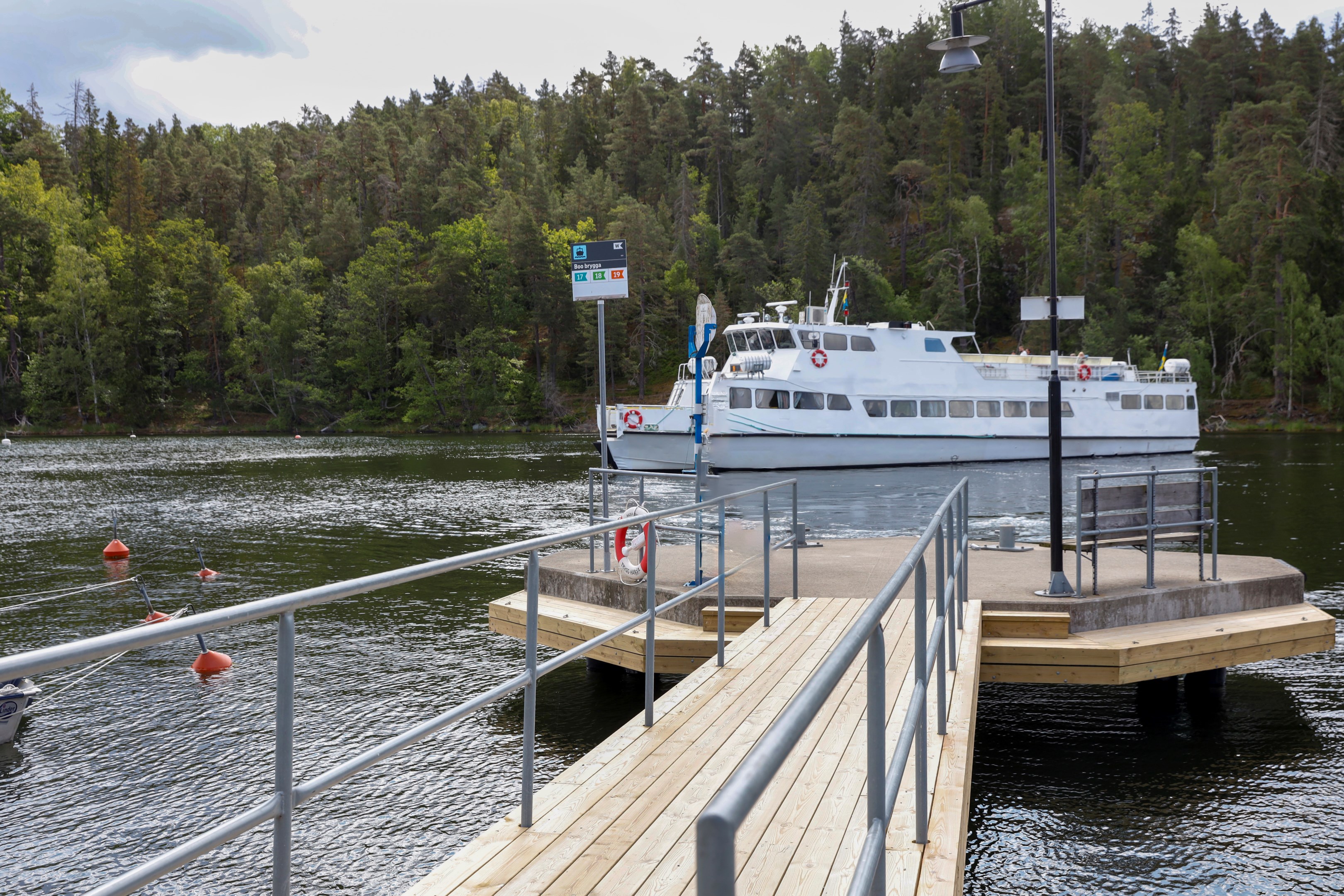Tollare kaj, som nås via 