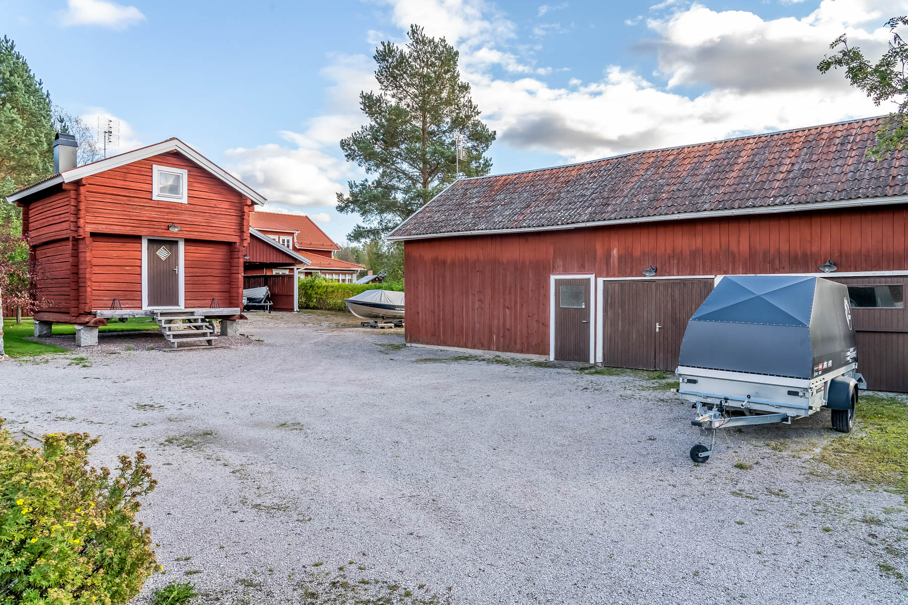 Gäststuga samt uthus