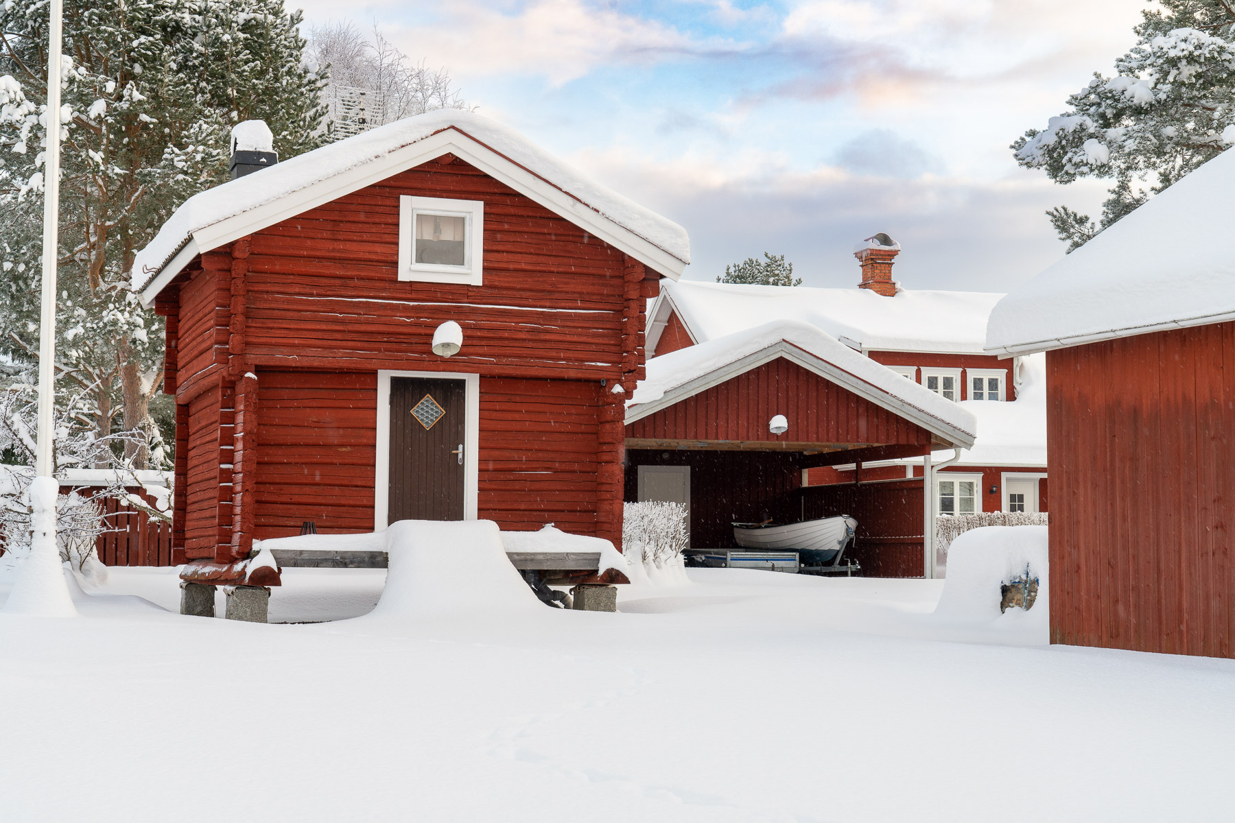 Gäststuga och carport med förråd