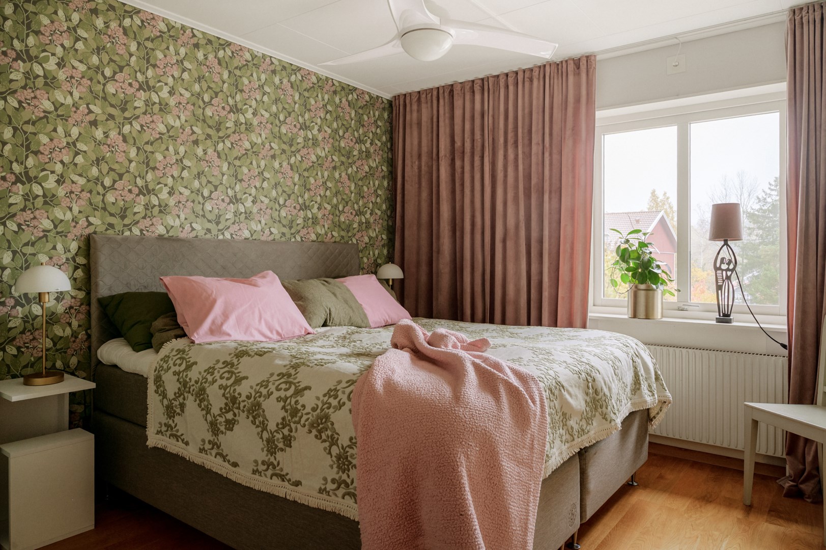 Ett av tre möjliga föräldrasovrum på husets övre plan.