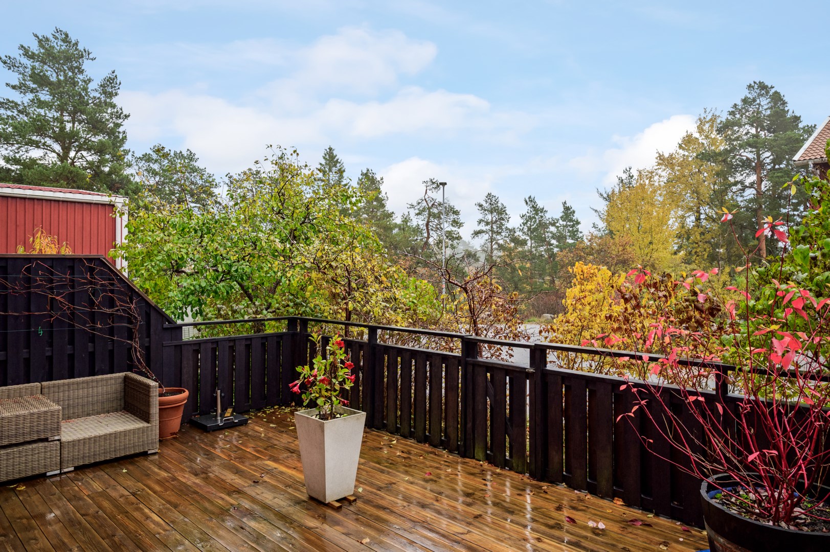 Terrass baksida i vinkel mot öster.