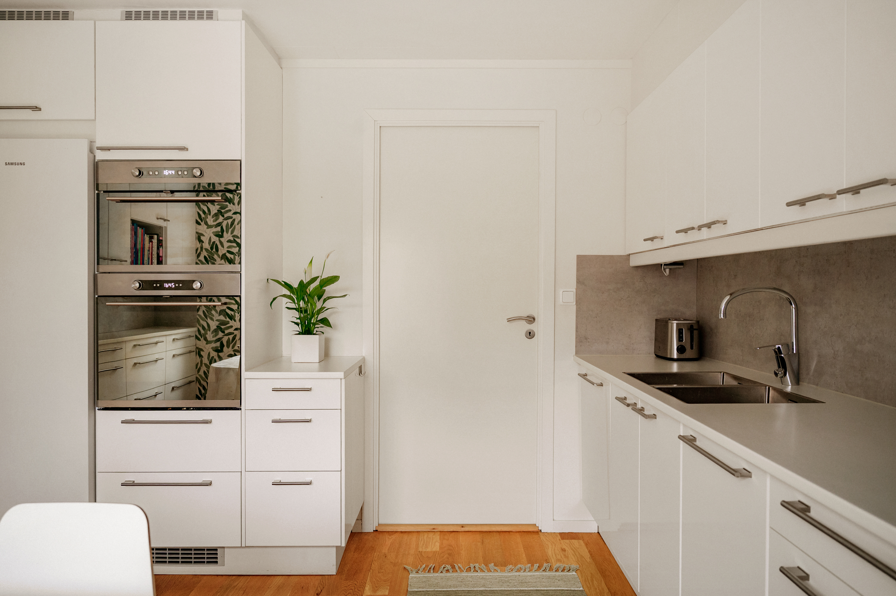 Via dörren nås husets tvättstuga.