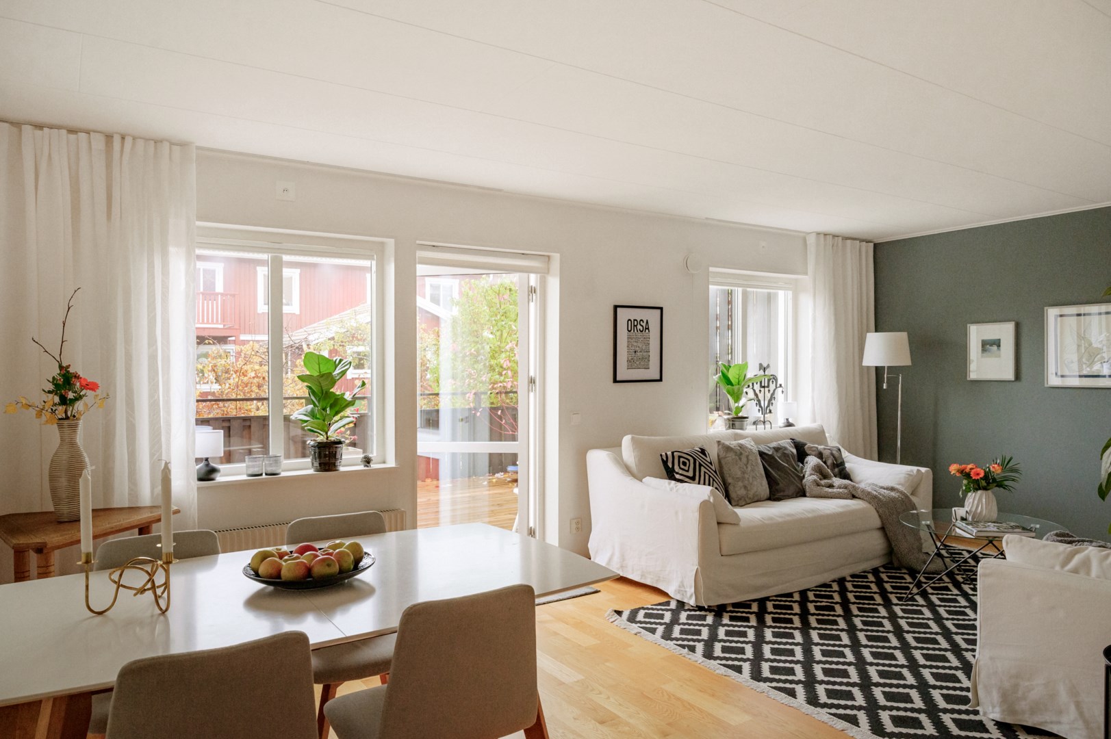 Öppna ytor och ljusinsläpp från söder.