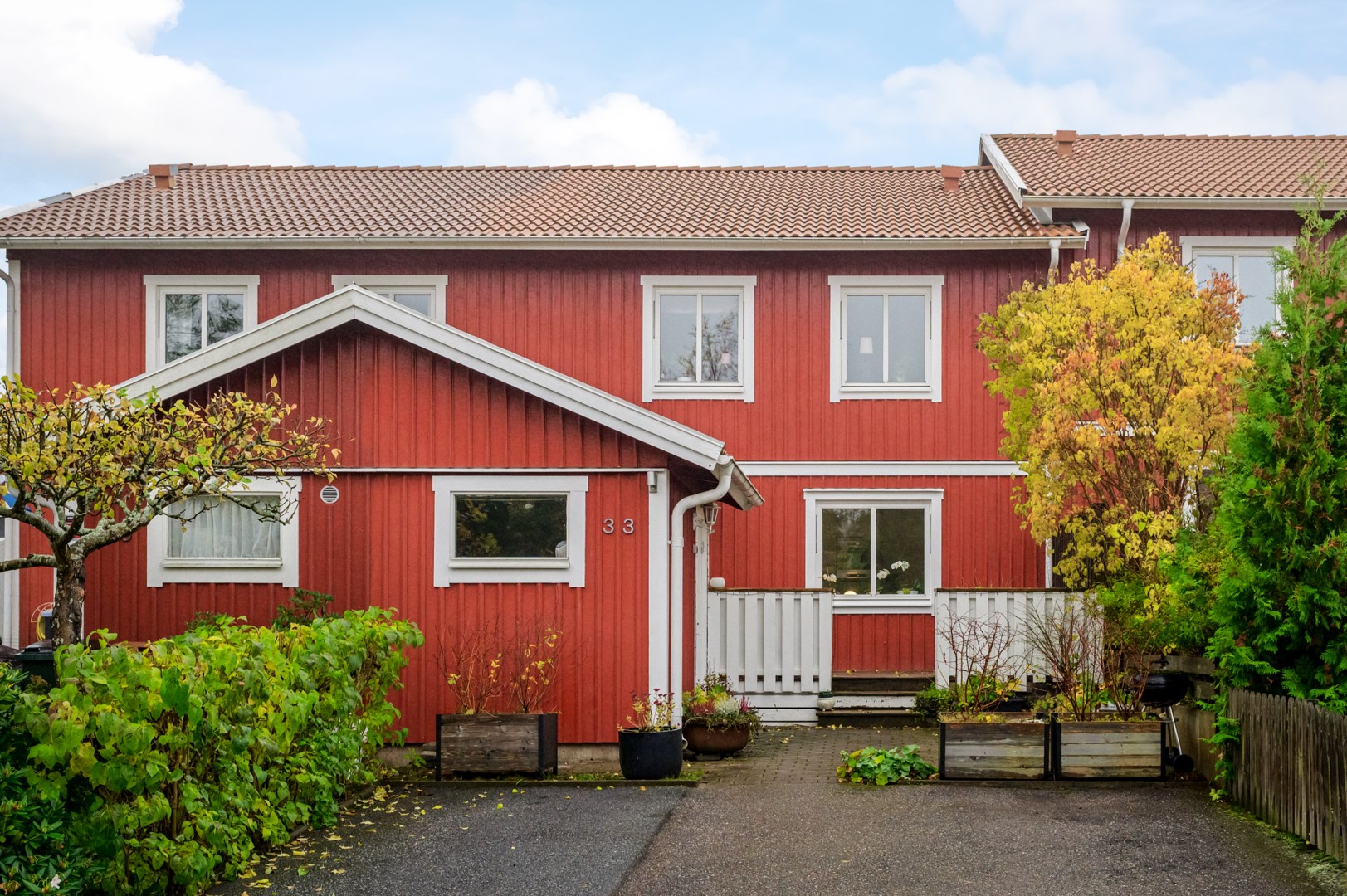 På husets framsida finns förråd samt parkeringplats för två bilar.