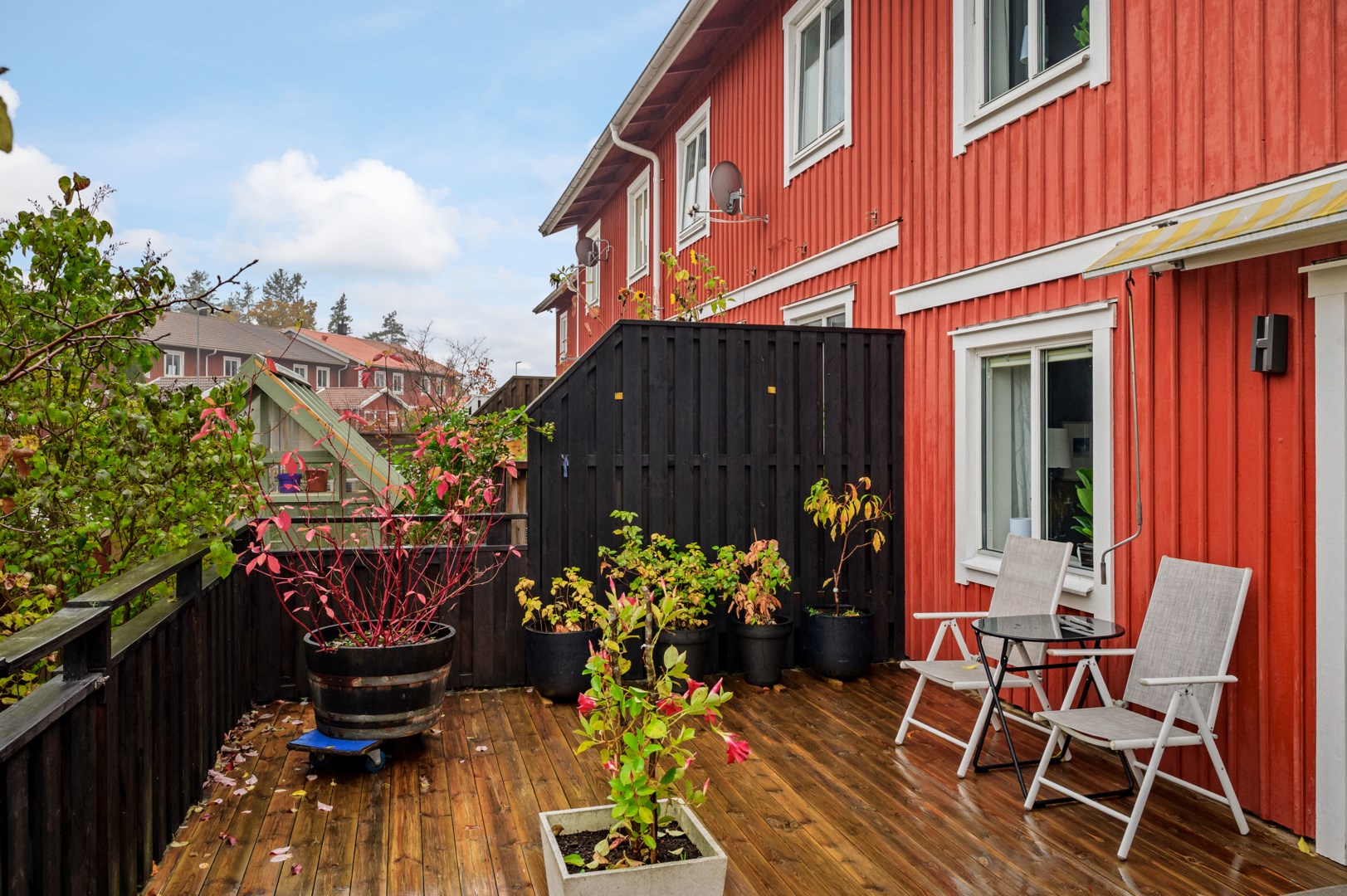 Terrass baksida i vinkel mot sydväst.