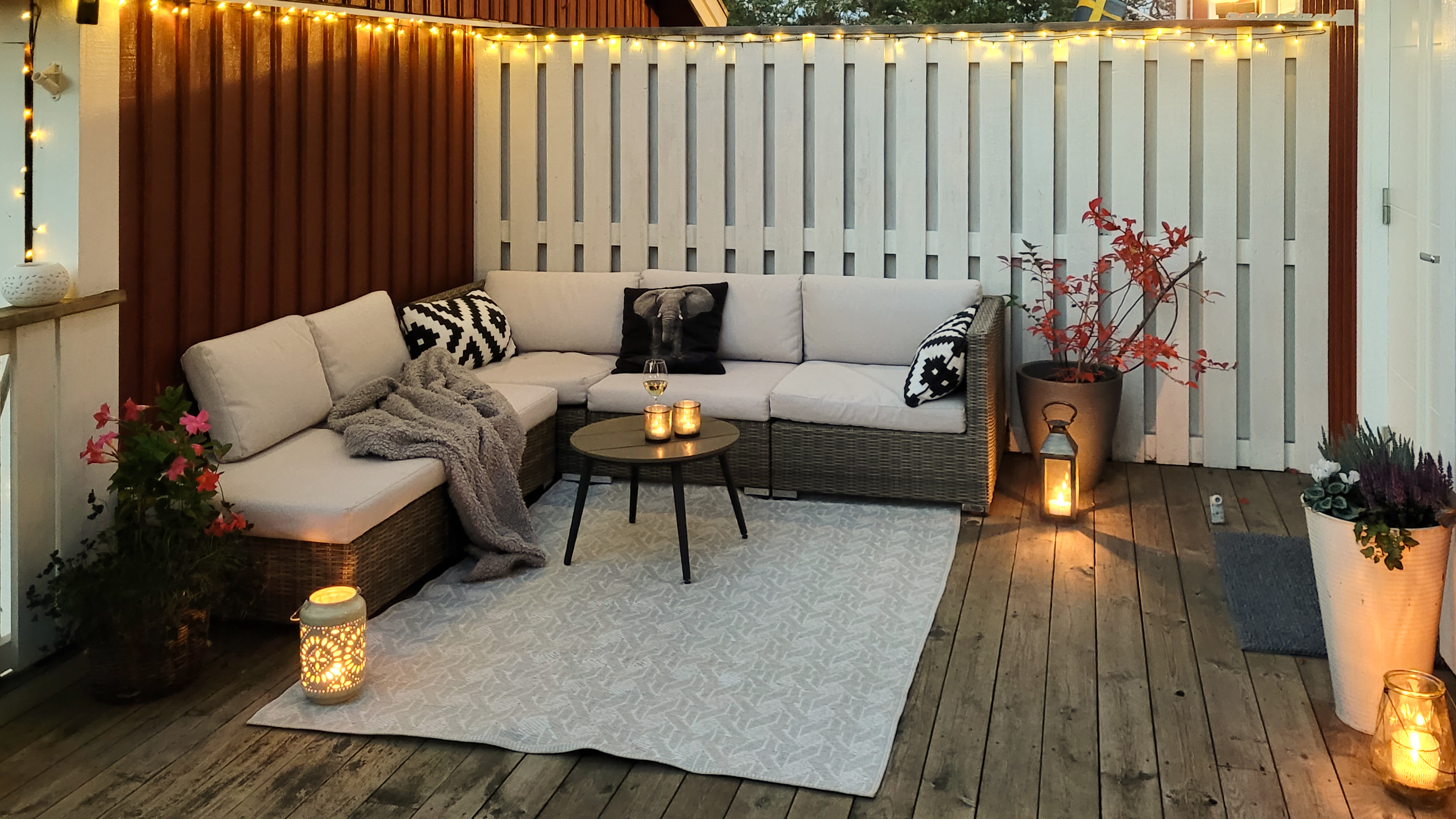 Altan framsida dit den sena eftermiddags- och kvällssolen når fram.