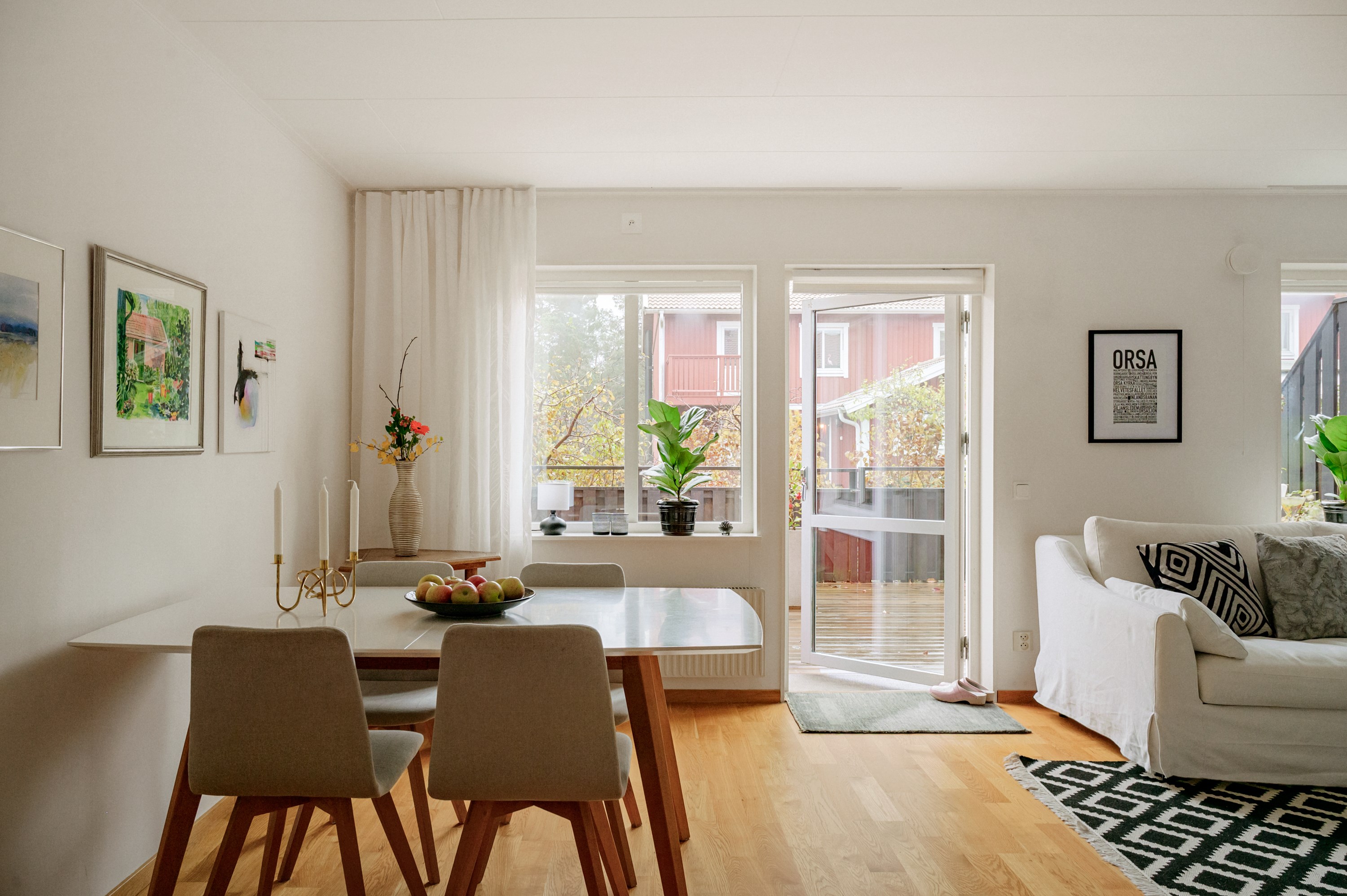 Rymligt vardagsrum med utgång till terrassen.