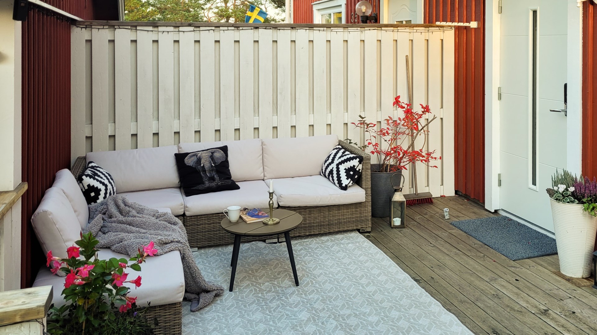 Altan med skyddat läge på husets framsida.