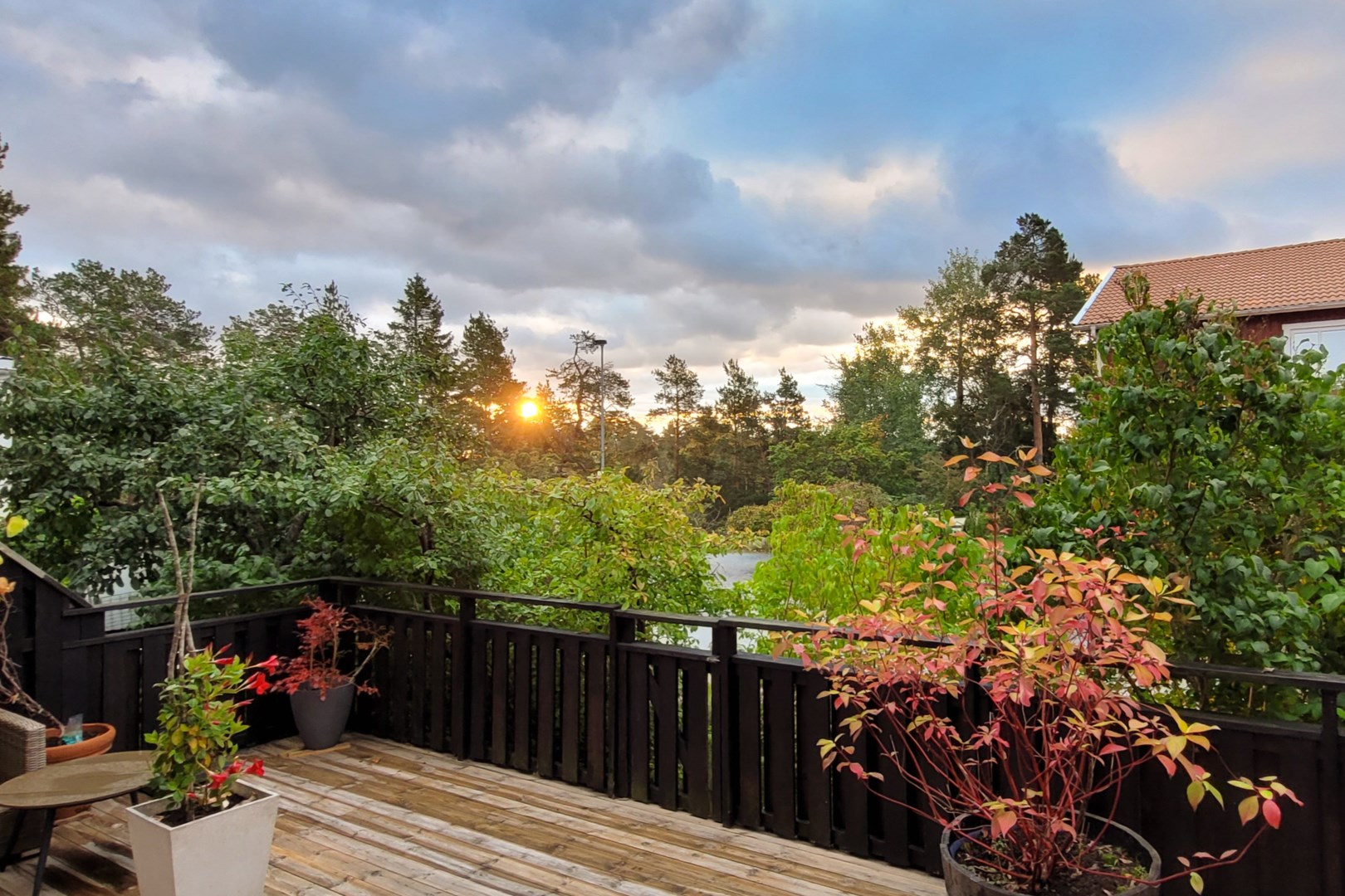 Stor terrass med ogenerat läge på husets baksida.