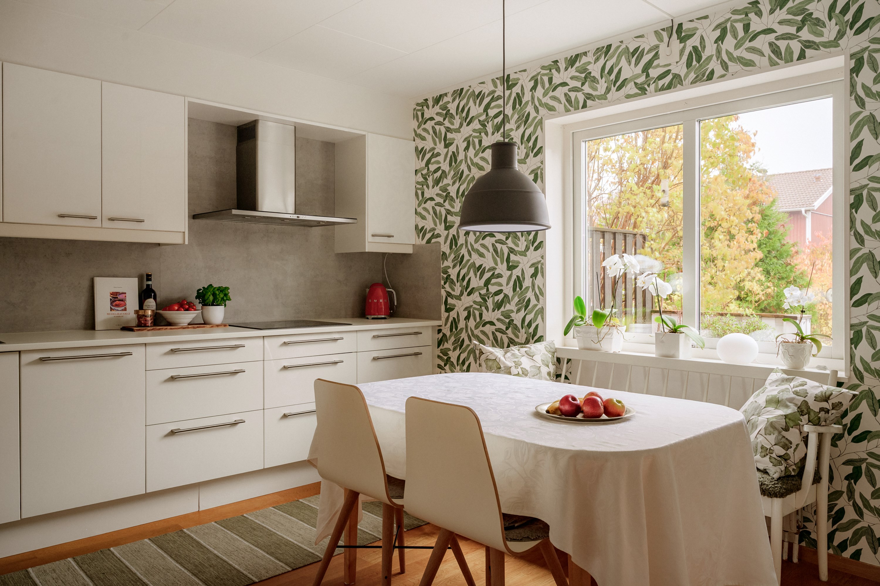 Kök med ljusinsläpp från husets framsida.