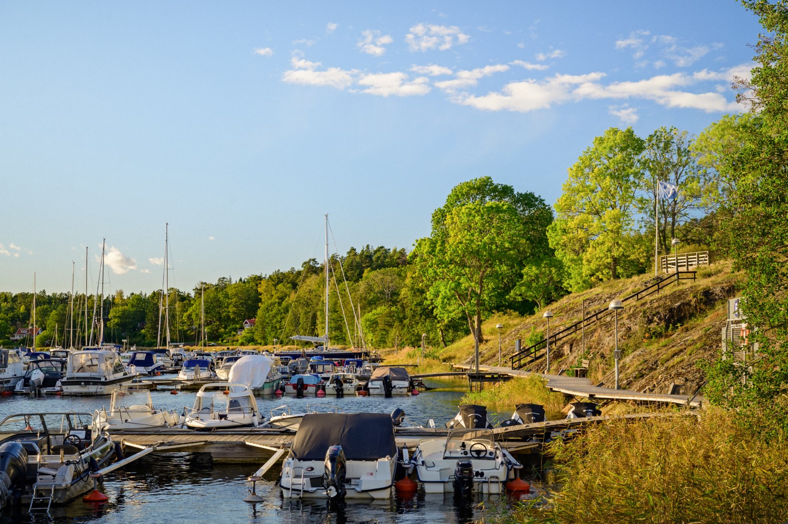 Trapporna leder upp till båtklubbens klubbhus