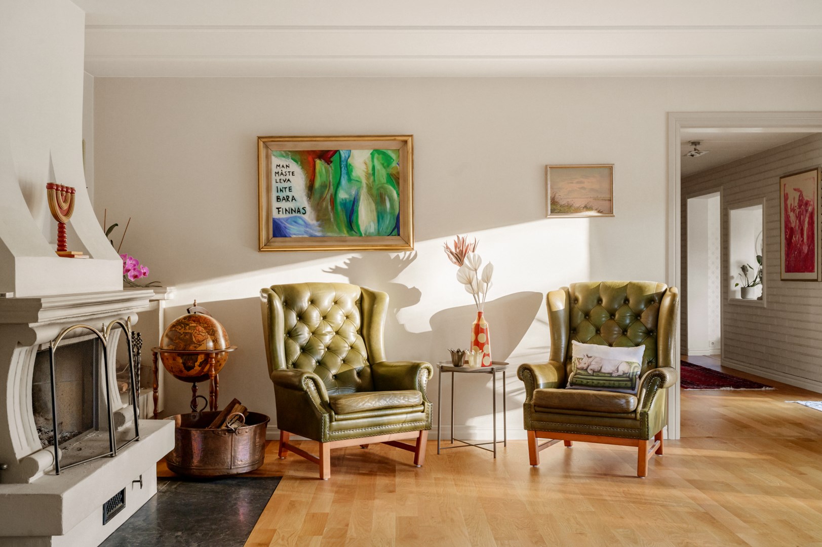 Vardagsrum med eldstad entréplan