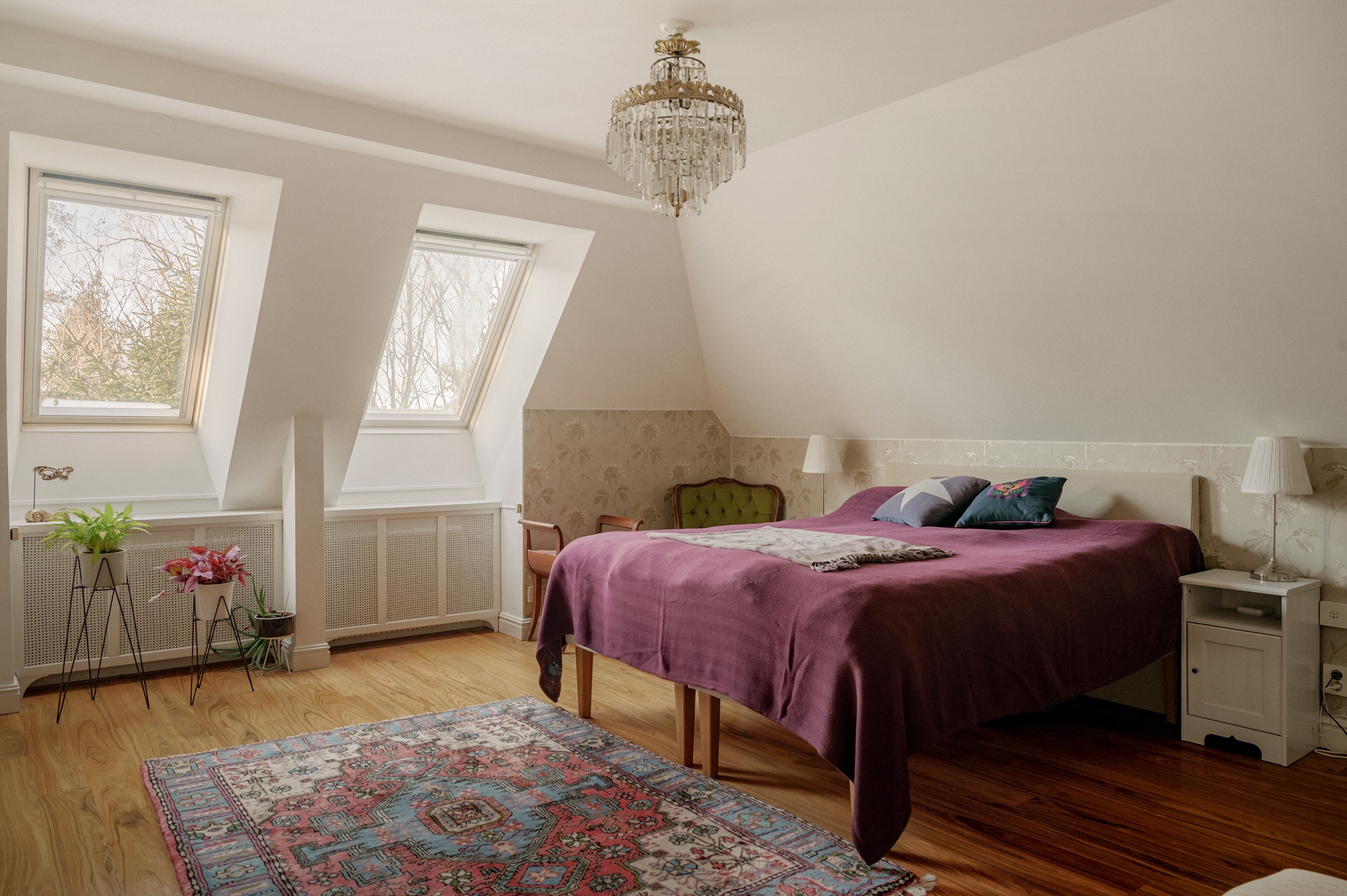 Generöst föräldrasovrum med gott om förvaring i garderober och klädkammare