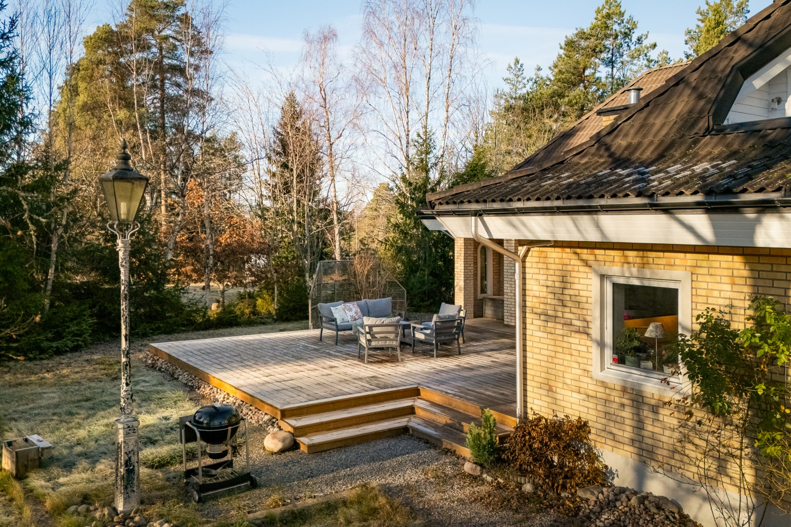 Generös altan med utsikt över trädgården