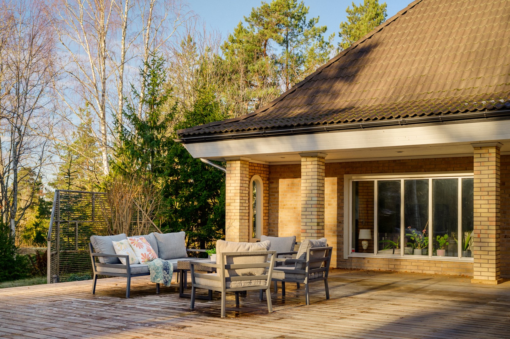 Altanen på framsidan har ett skyddat sydvästläge