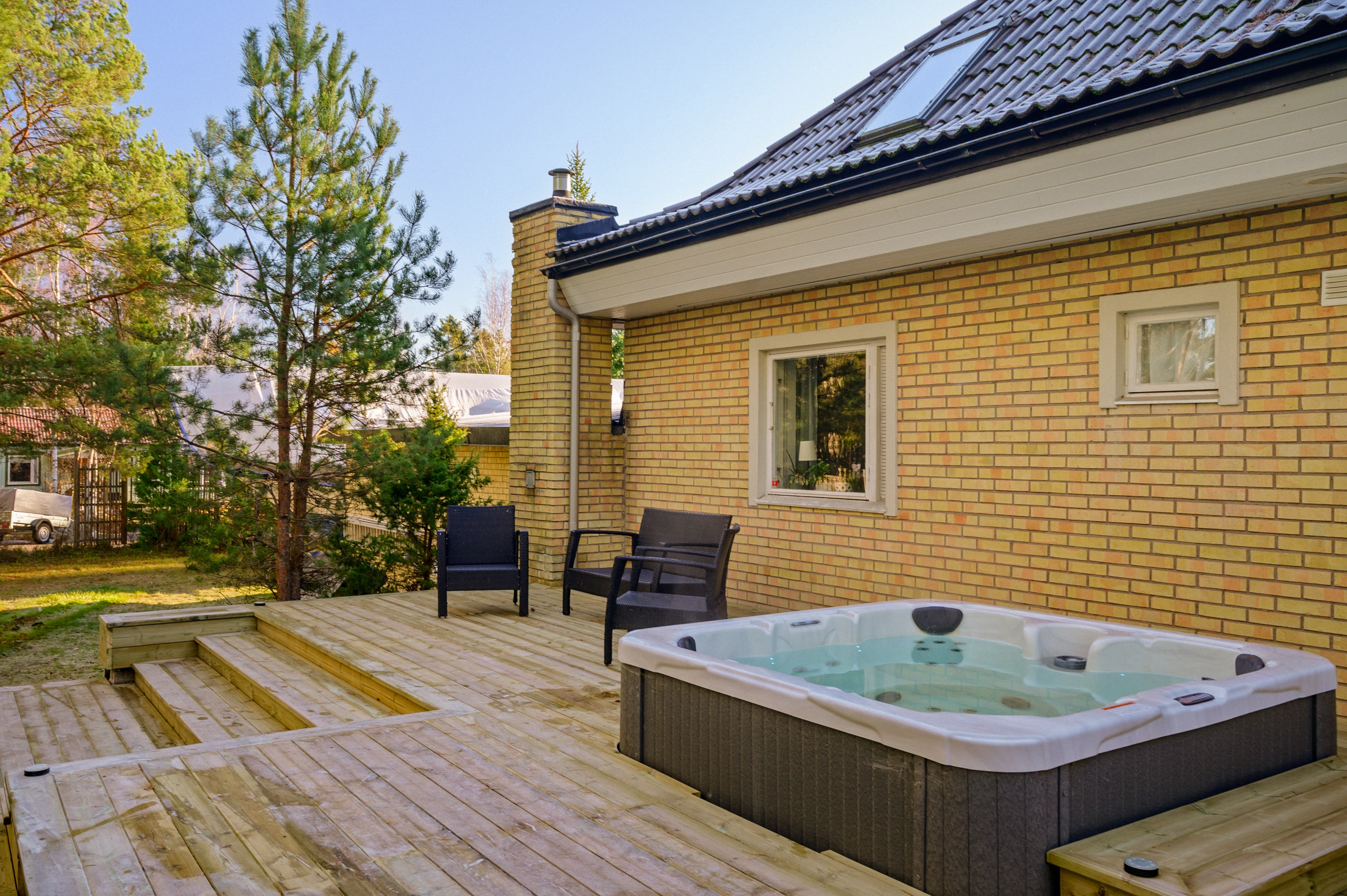 Altan med nedsänkt spabad och anslutande utekök på baksidan