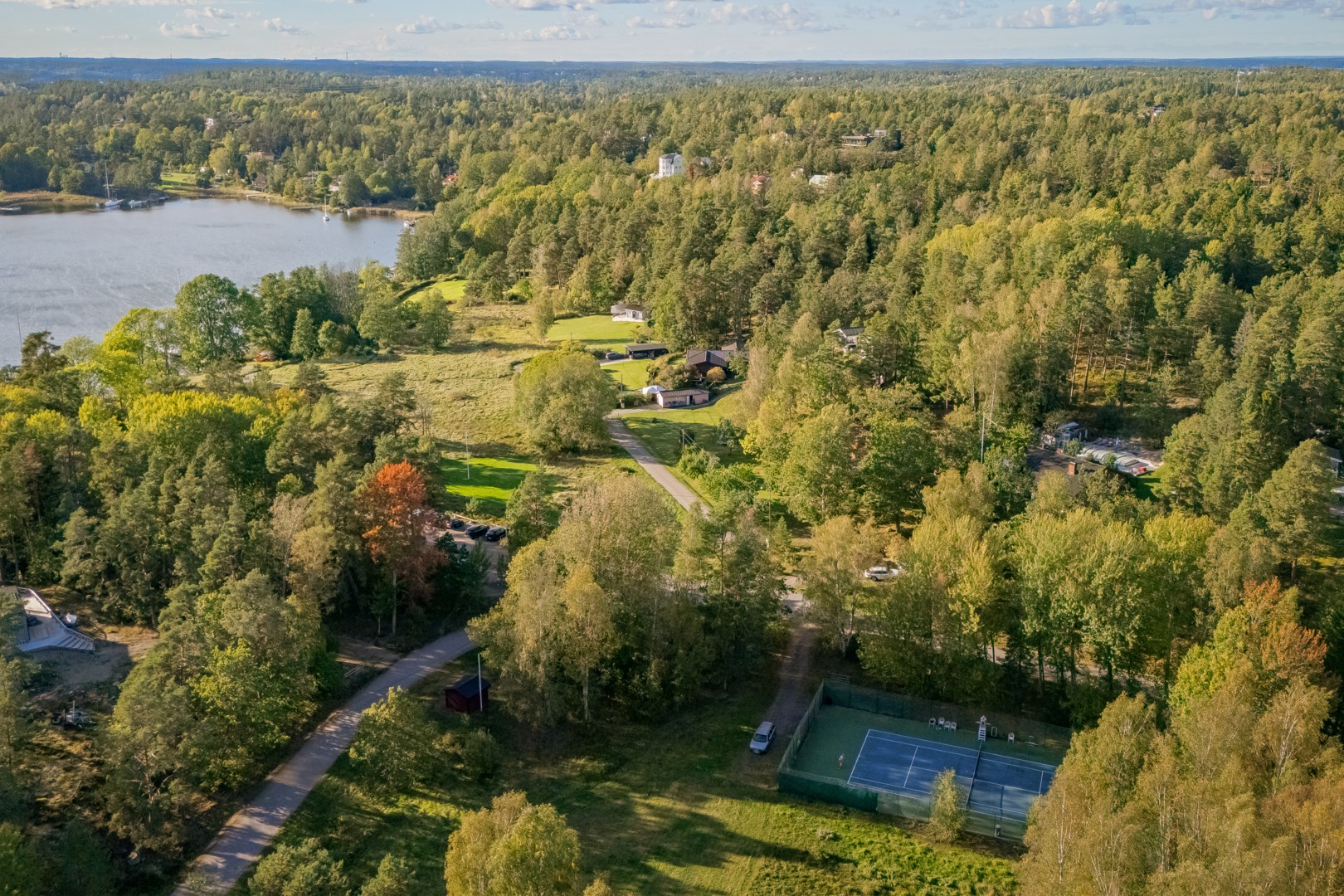Tennisbana utmed Herrviksvägen - en av två som bokas via Värmdöviks tennisklubb