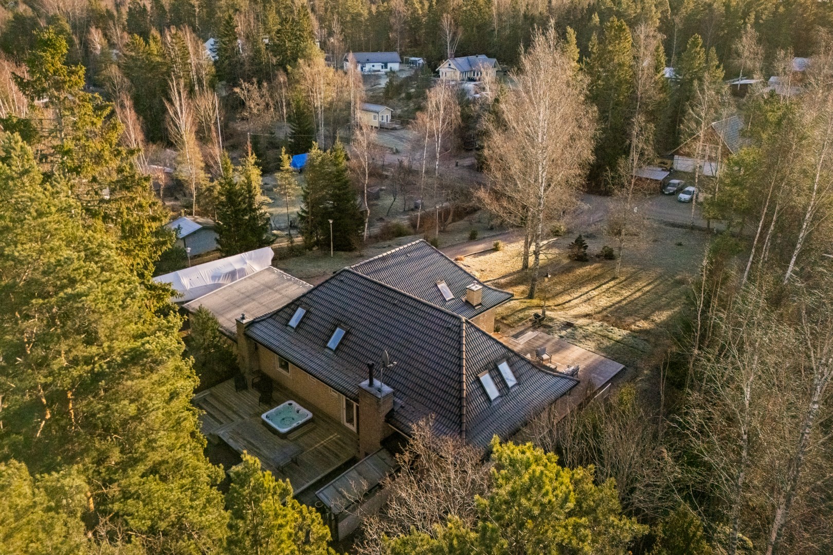 Fastigheten i vinkel från tomtgräns i nordväst