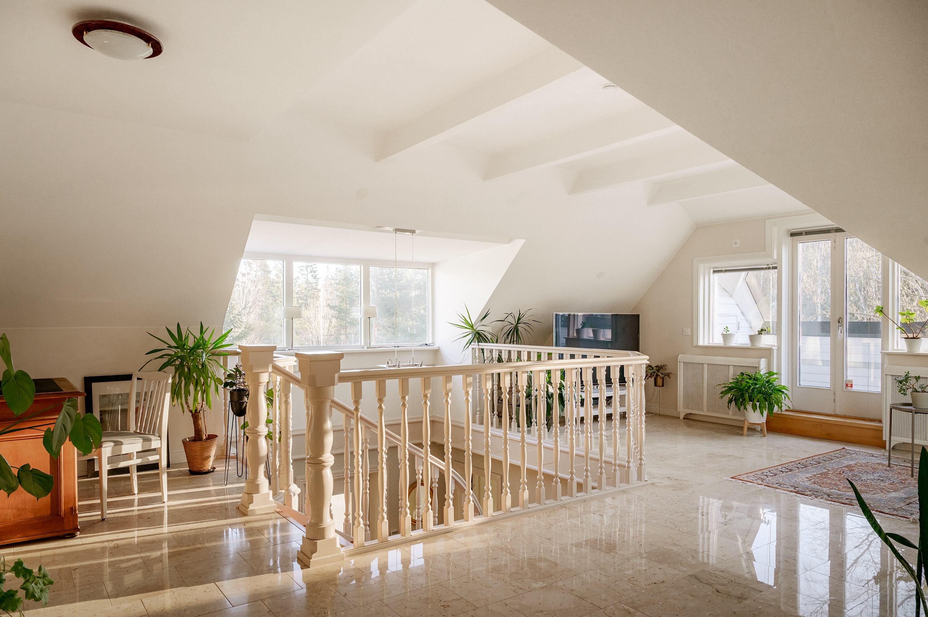 Sällskapsrum med utgång till balkong - övre plan