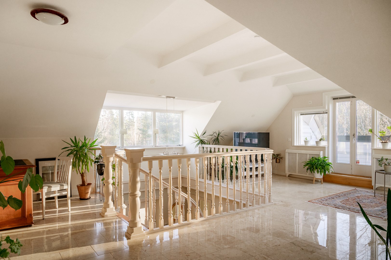 Sällskapsrum med utgång till balkong - övre plan