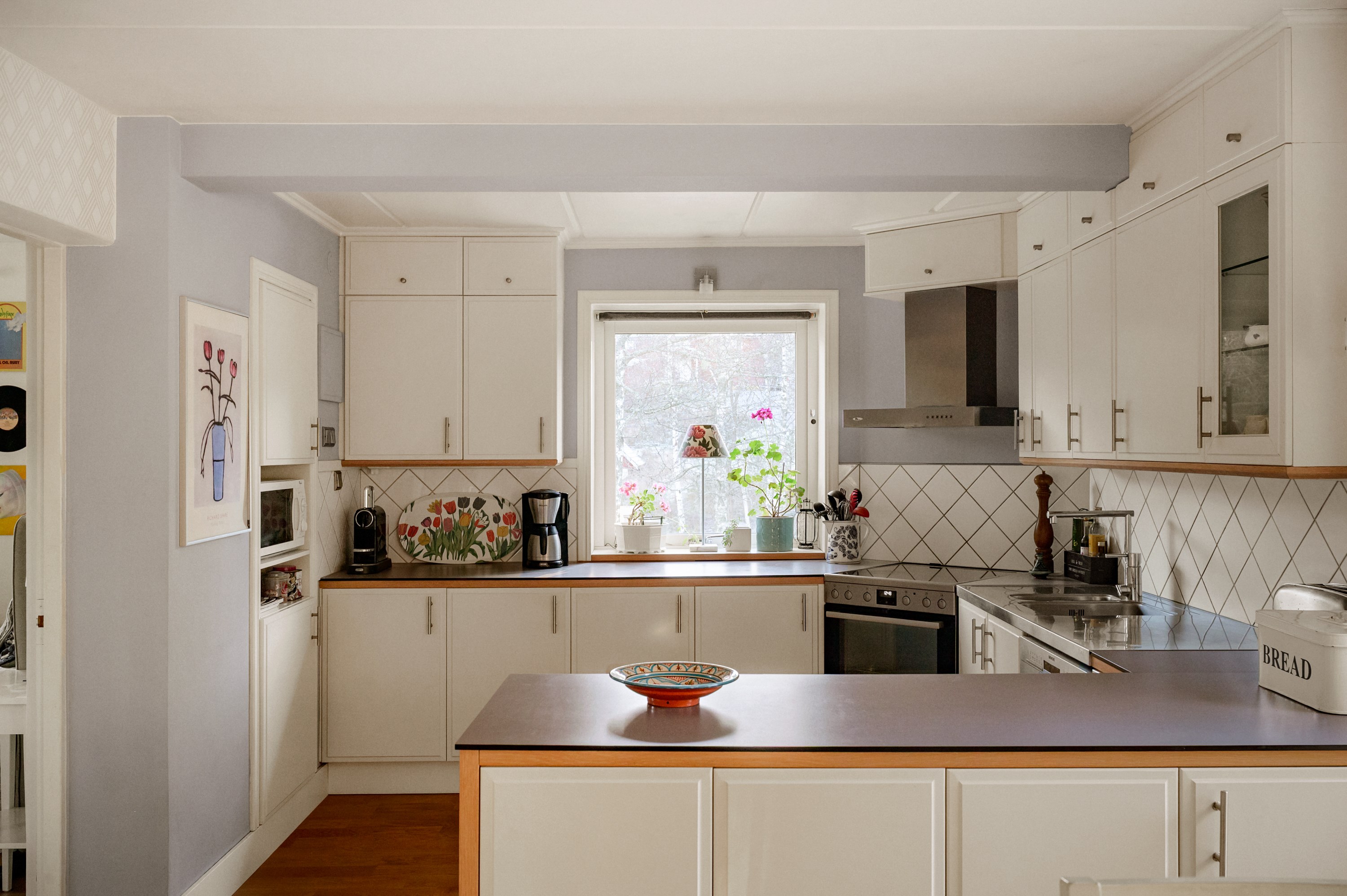 Rummet till vänster om köket kan disponeras som matsal