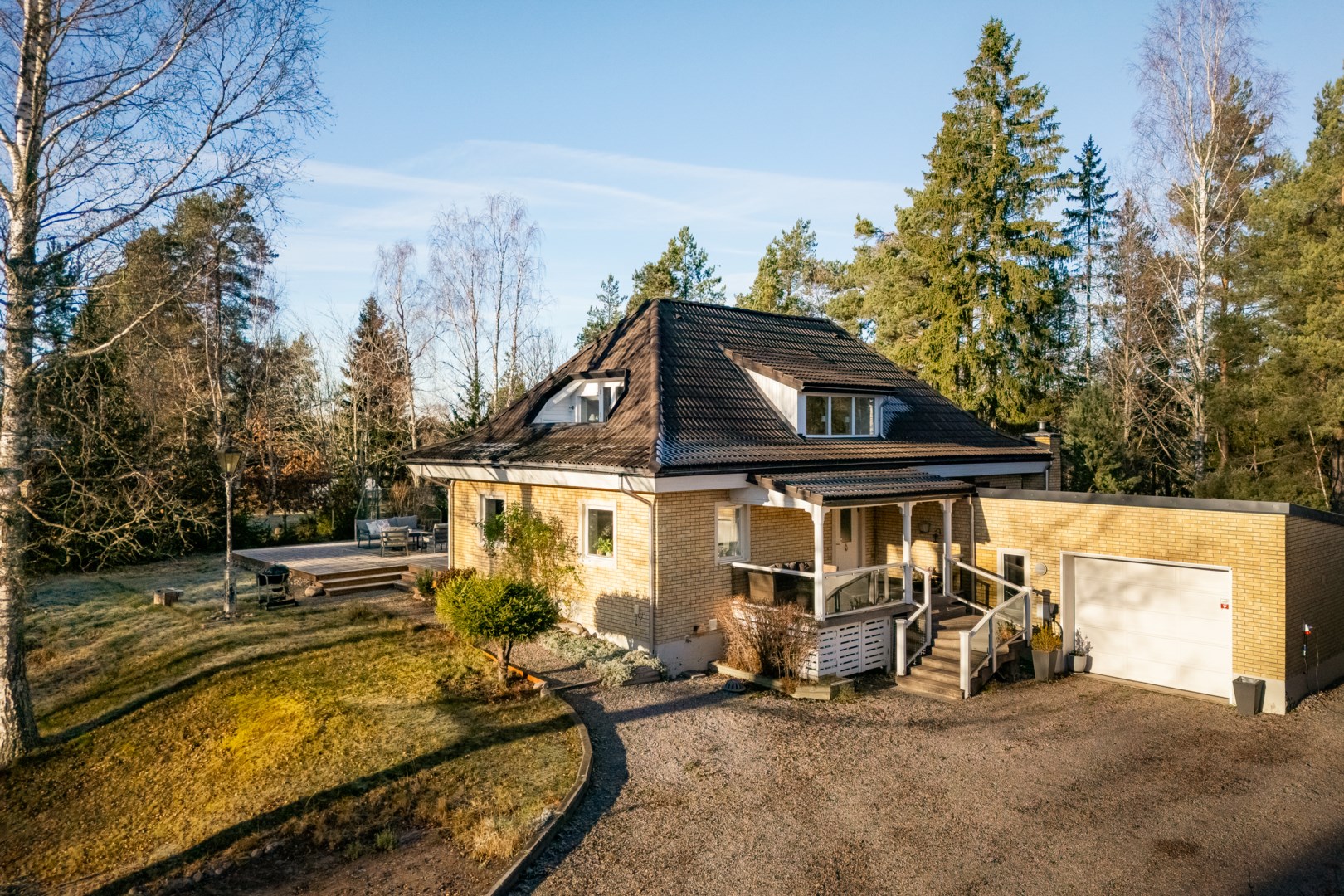 Husets entrésida - garaget nås även inifrån huset