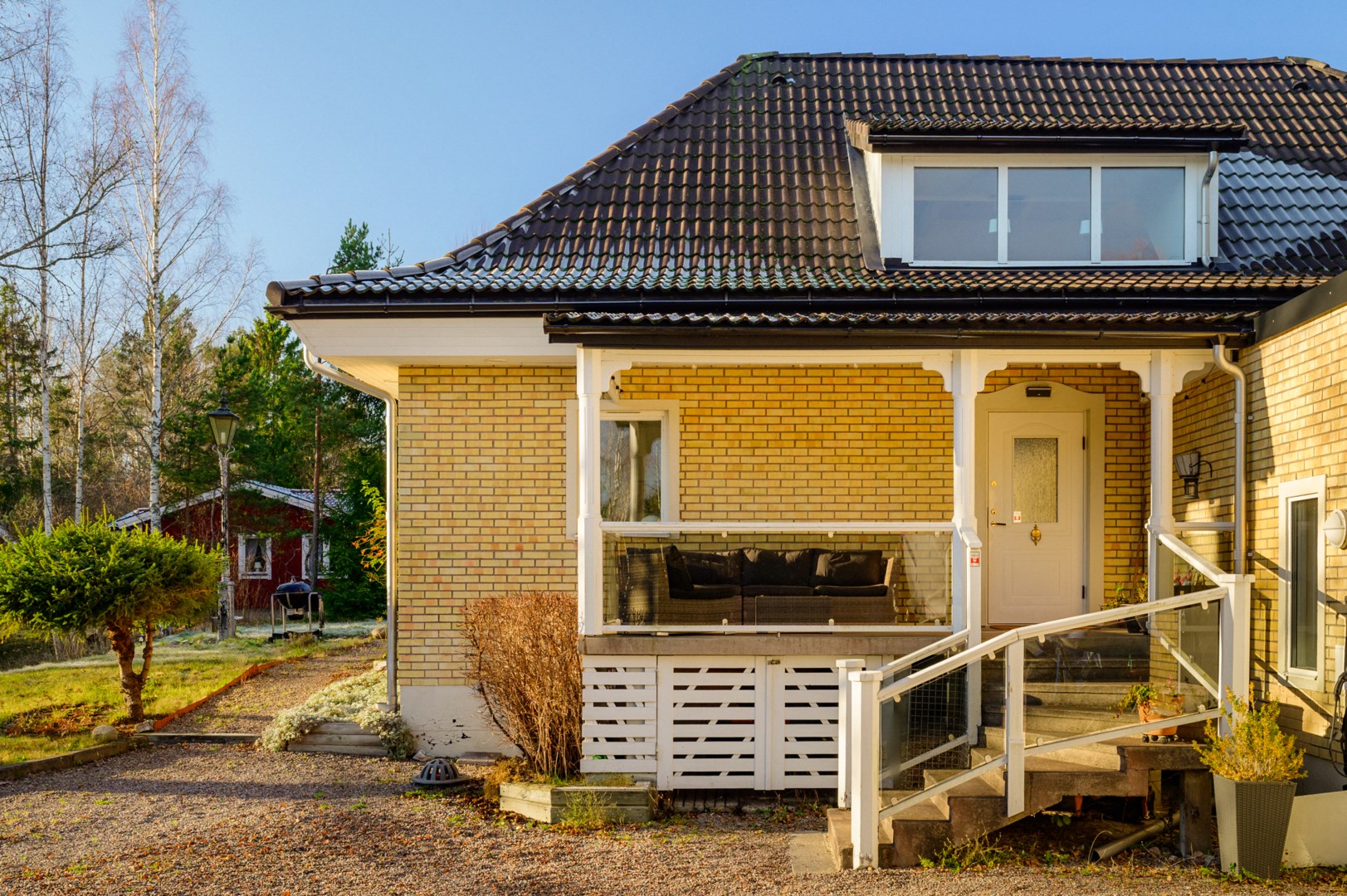 Frukostaltan under tak dit morgon- och förmiddagssolen når