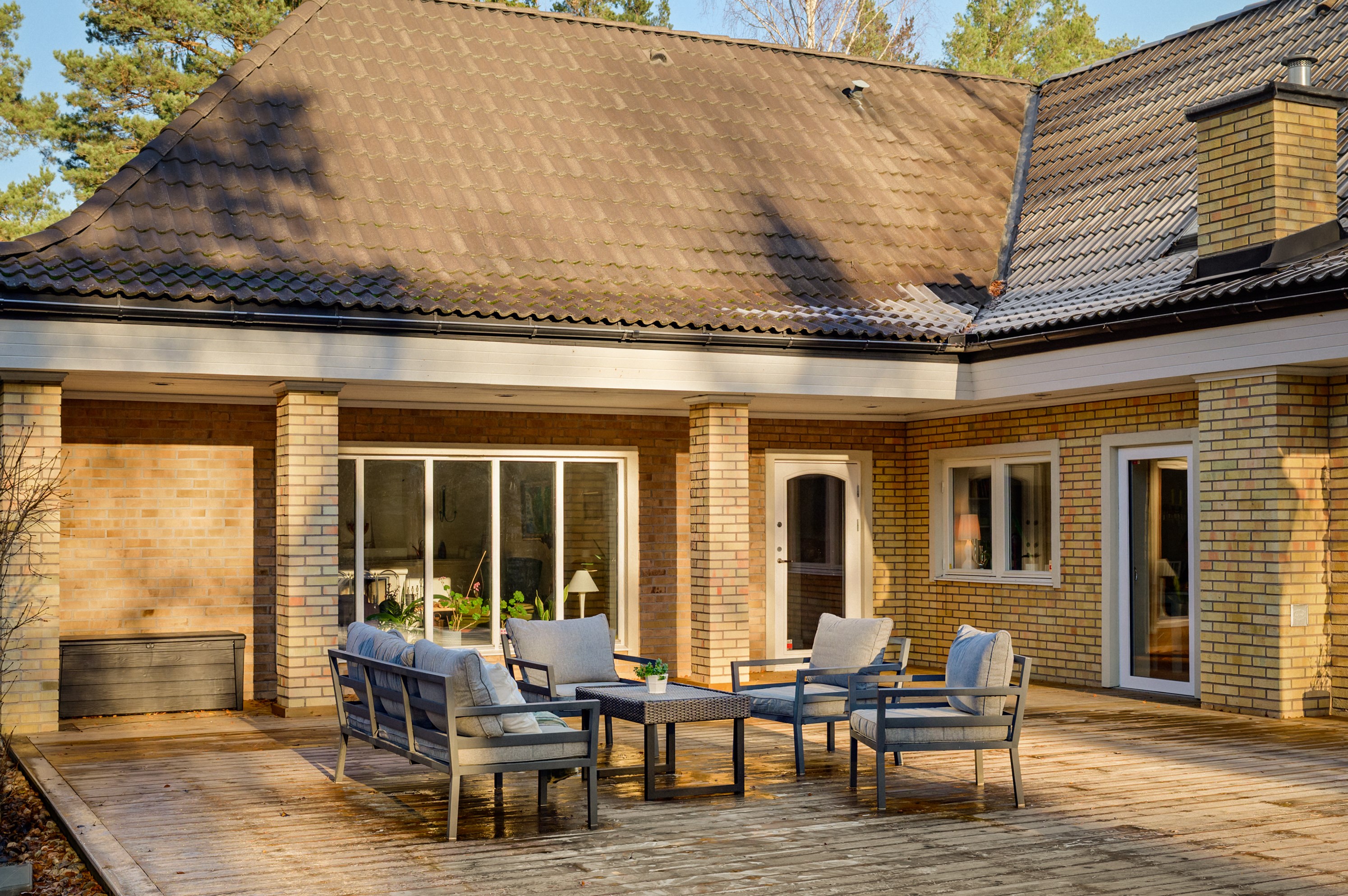 Södervänd altan med privat läge och utsikt över trädgården