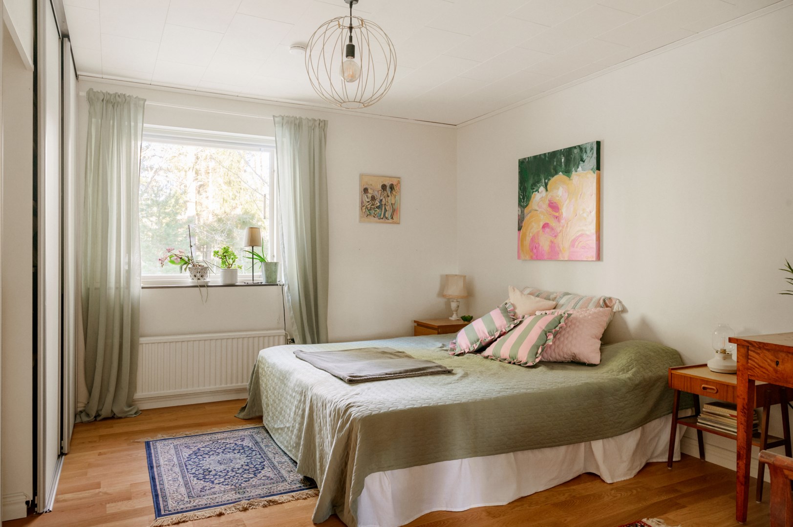 Möjligt föräldrasovrum med gott om klädförvaring på entréplanet