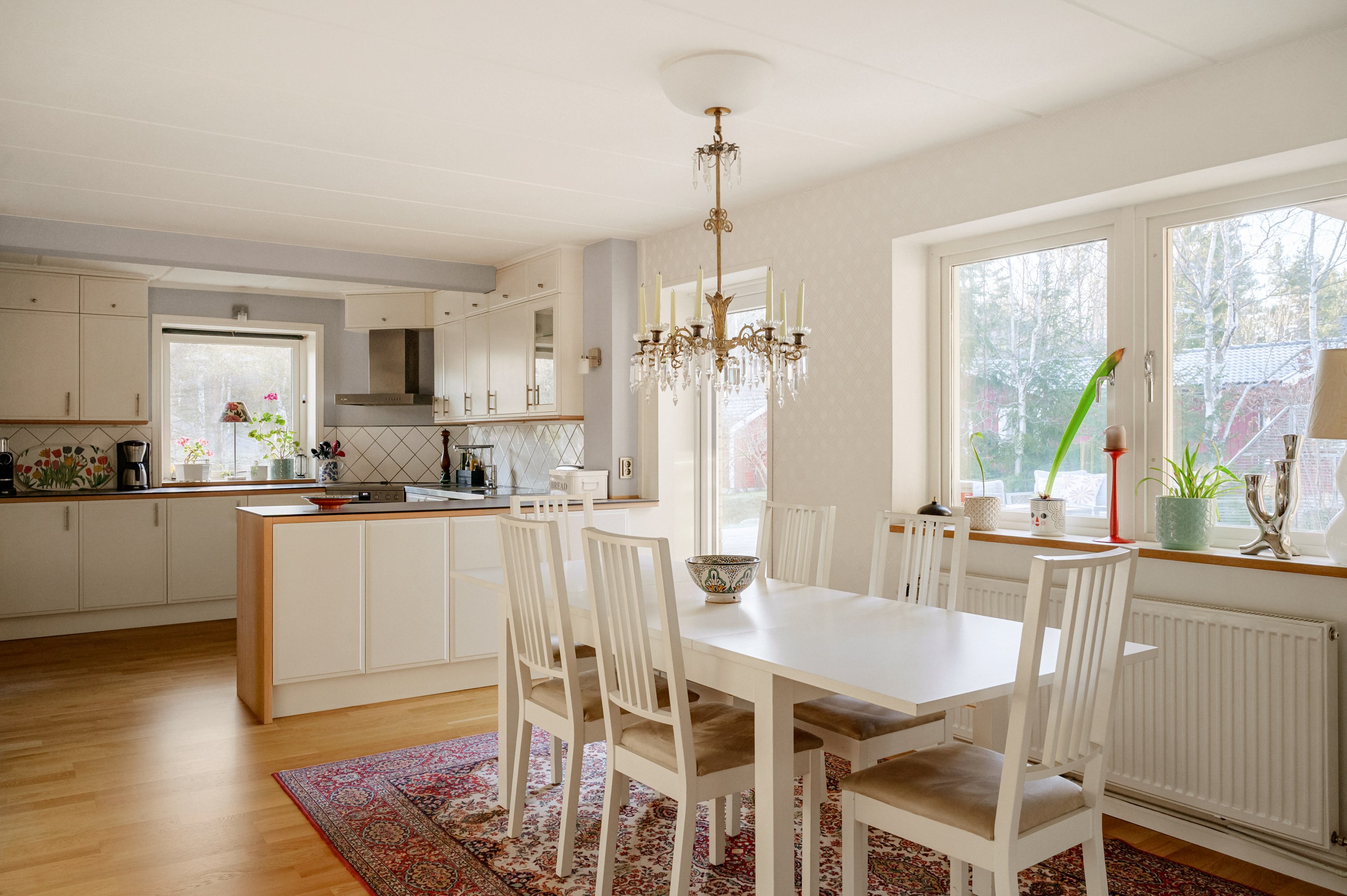 Kök och matplats med utgång till altan och trädgård