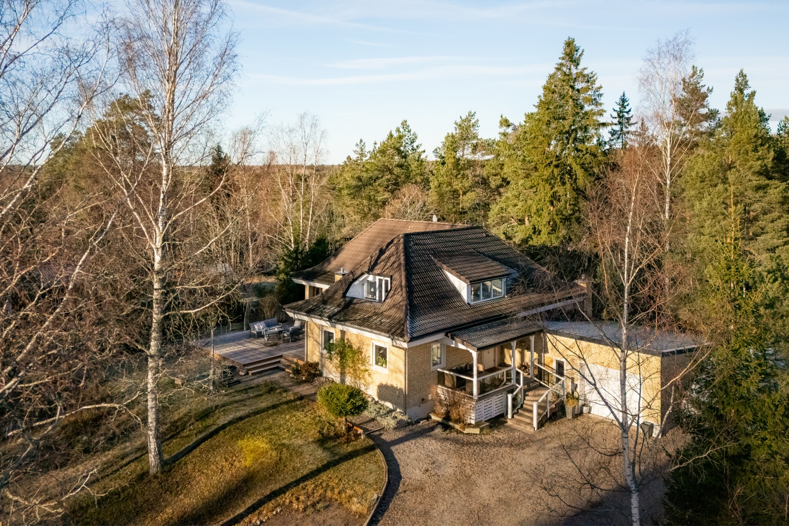 Tilltagen uppfart med plats för såväl bilar som vinterförvaring av båt