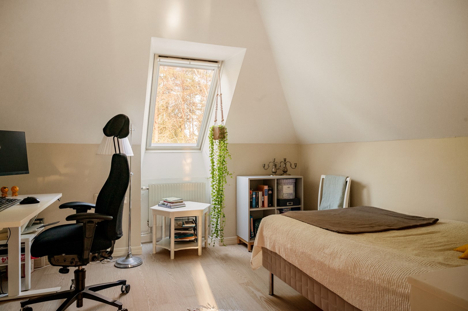Sovrum / hemmakontor övre plan