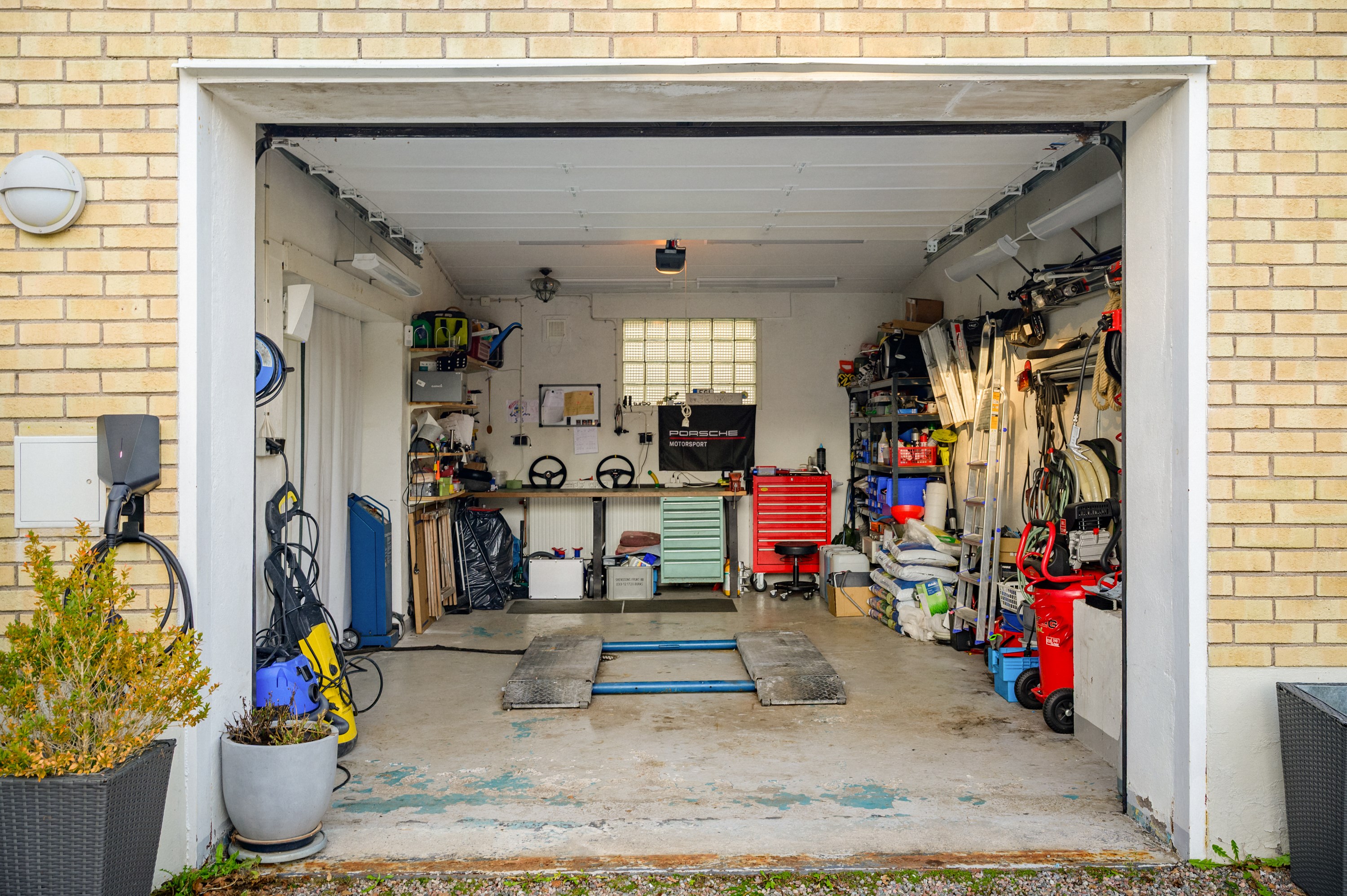 Rymligt garage med fjärrstyrd port - här finns även laddbox för elbil