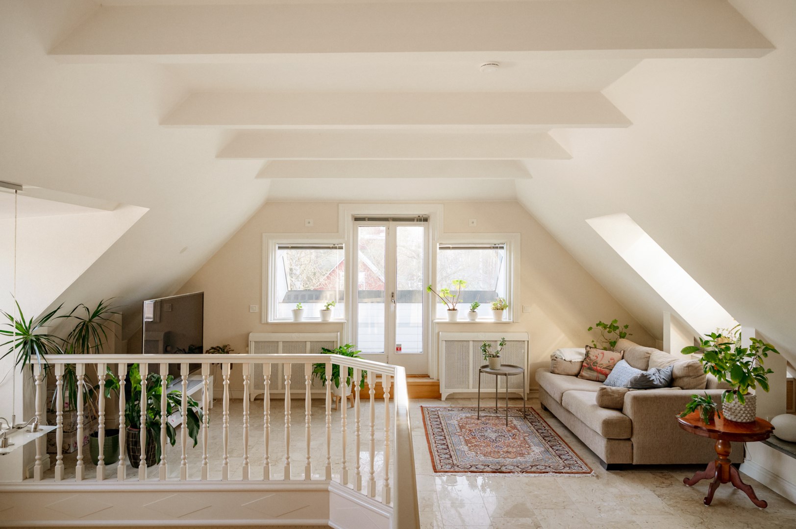 Sällskapsrum med utgång till södervänd balkong