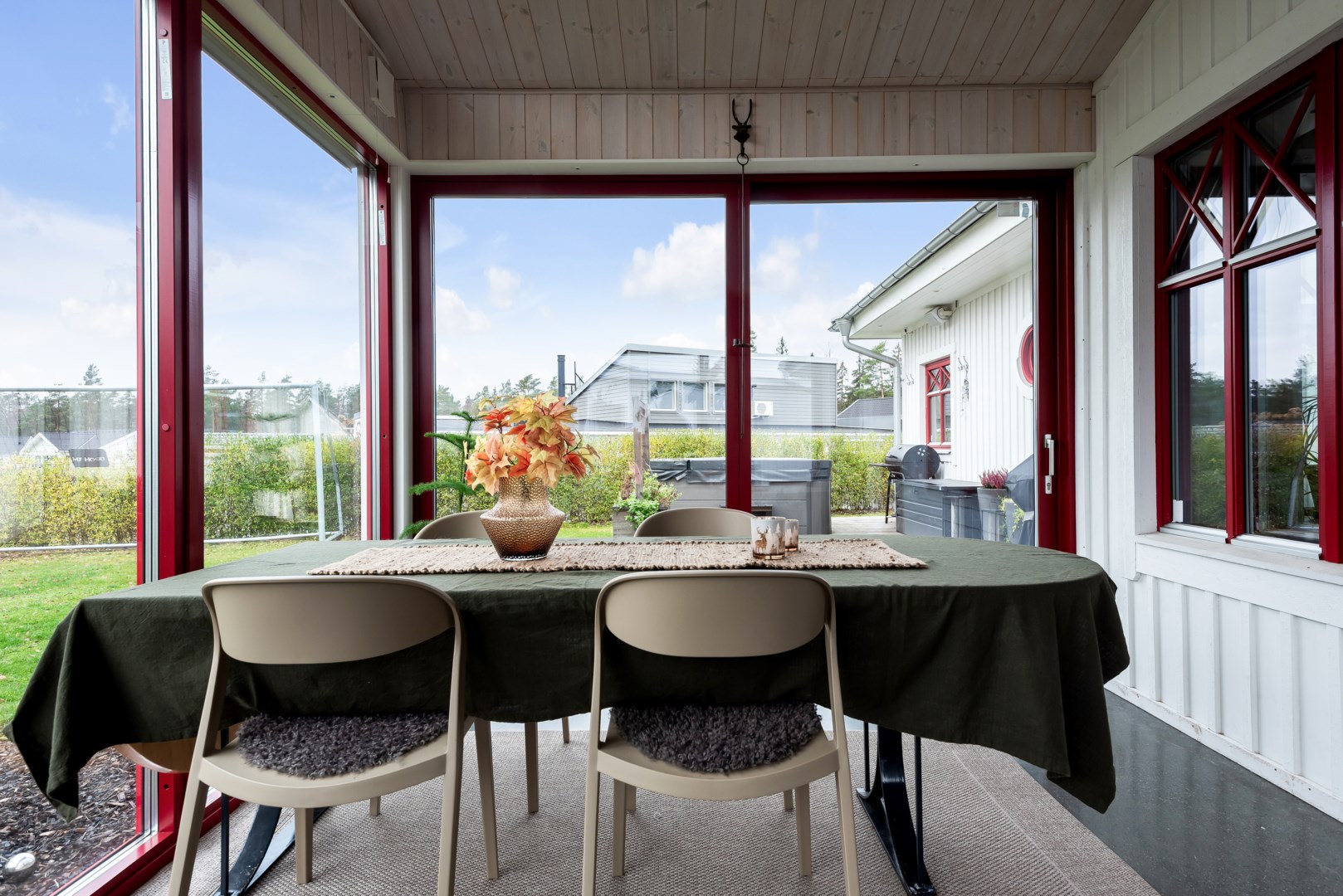 Uterum med slipat betonggolv och golvvärme, kan nyttjas året runt.