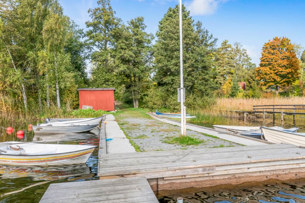 En av de allmänna badbryggorna i Marielund