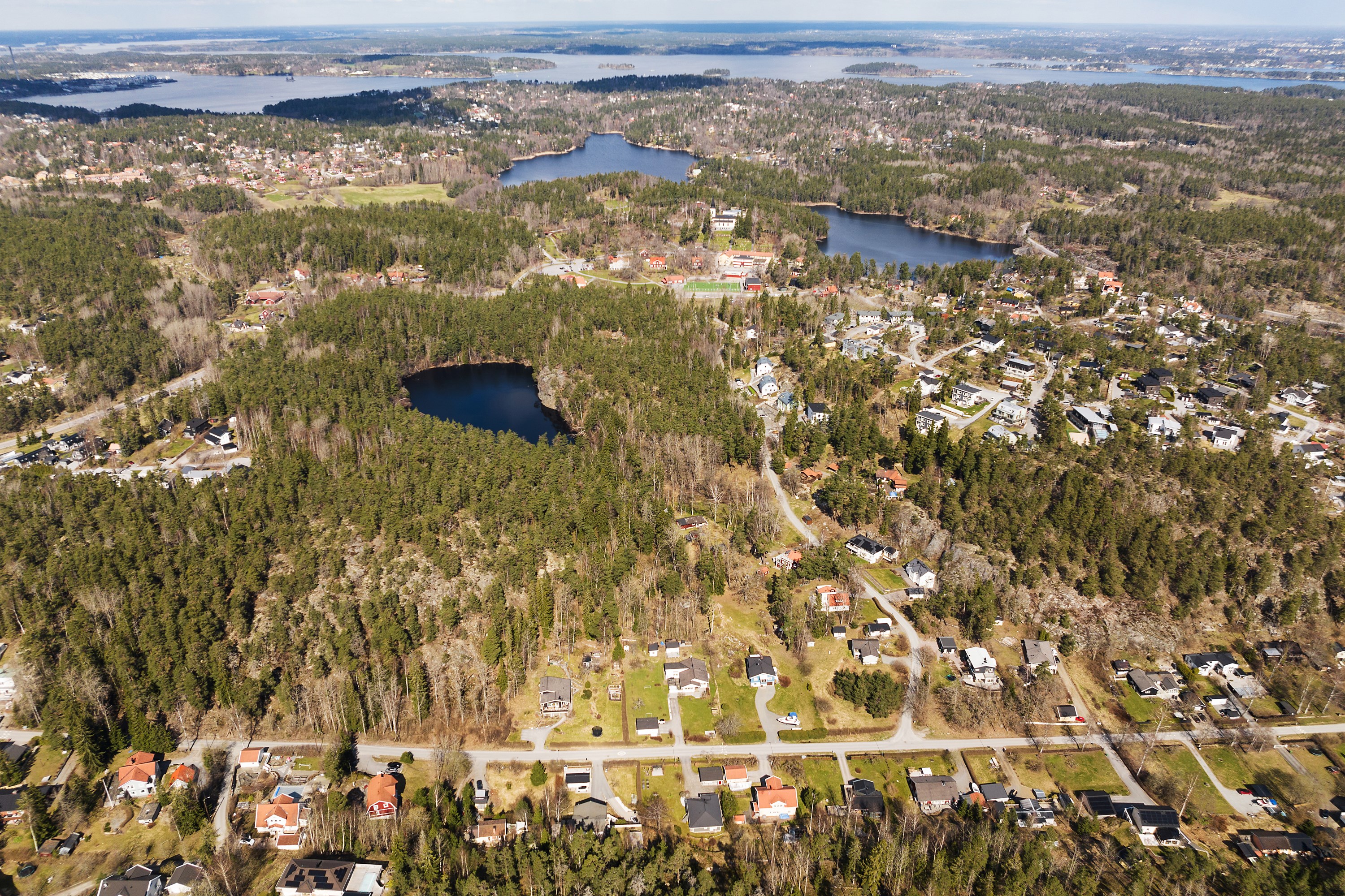 I Eriksviks bor familjen med närhet till vacker natur, bad och friluftsliv.