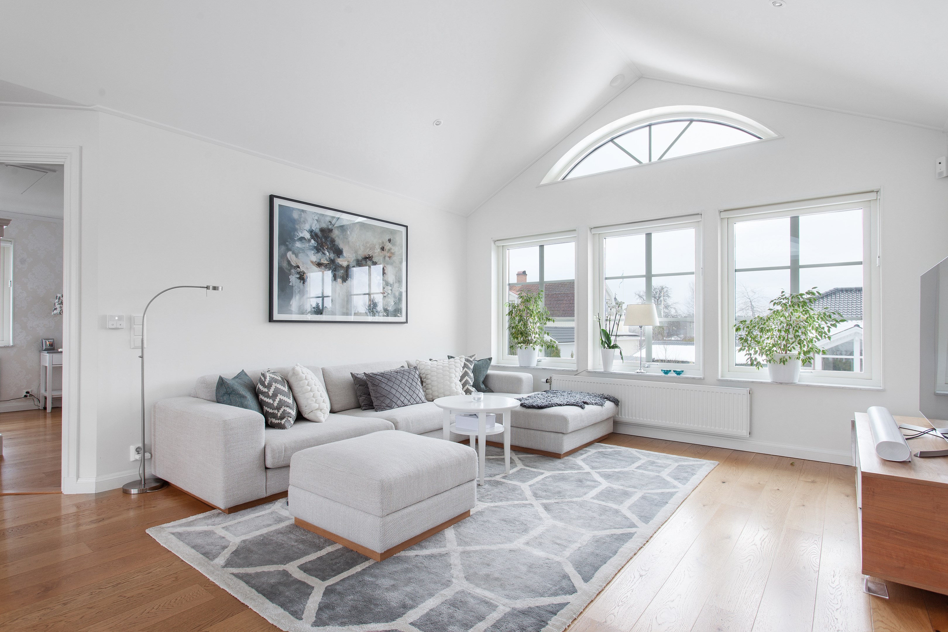 Bostadsbild från Källdisvägen 24, Till salu i Täby Kyrkby, Täby