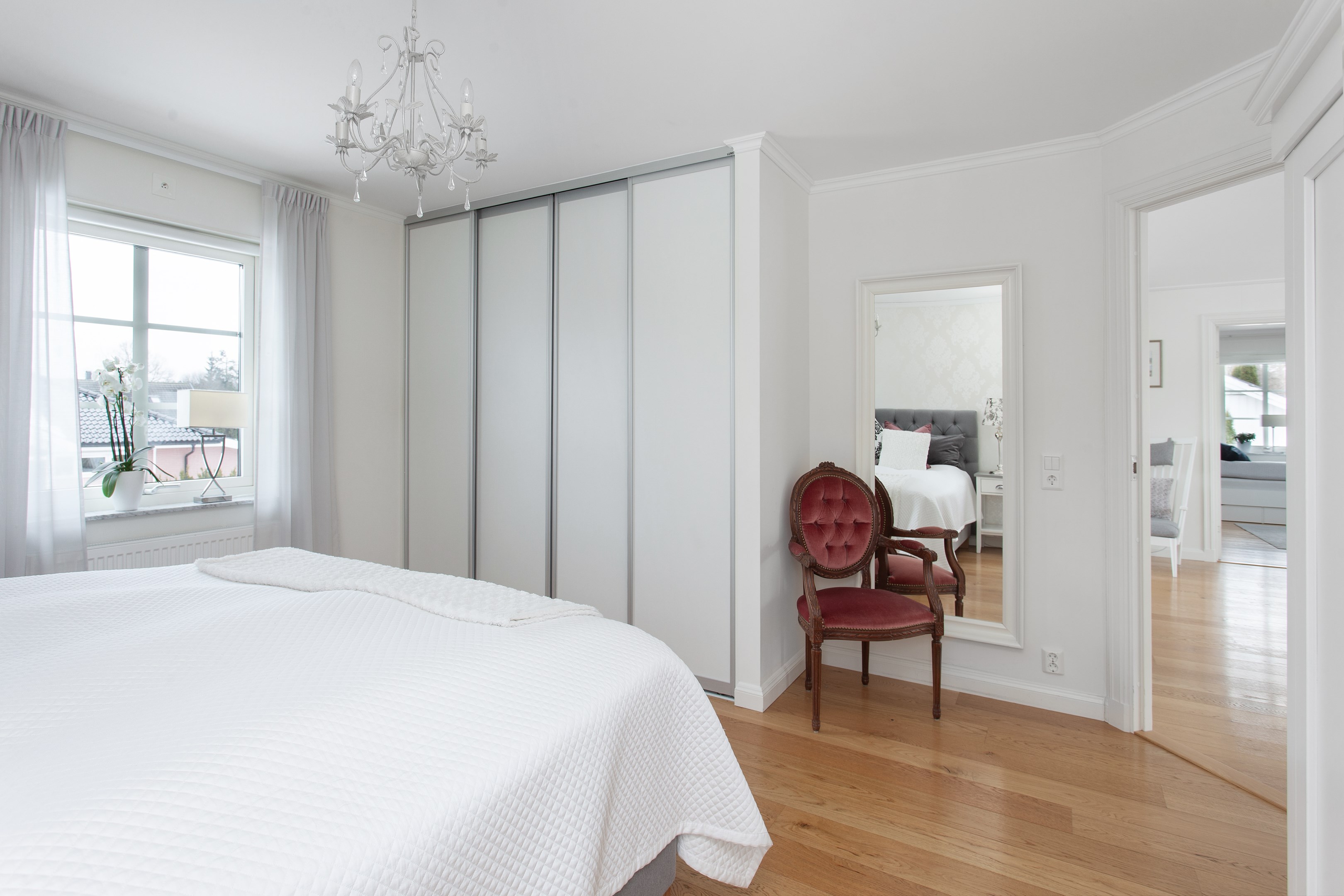 Bostadsbild från Källdisvägen 24, Till salu i Täby Kyrkby, Täby