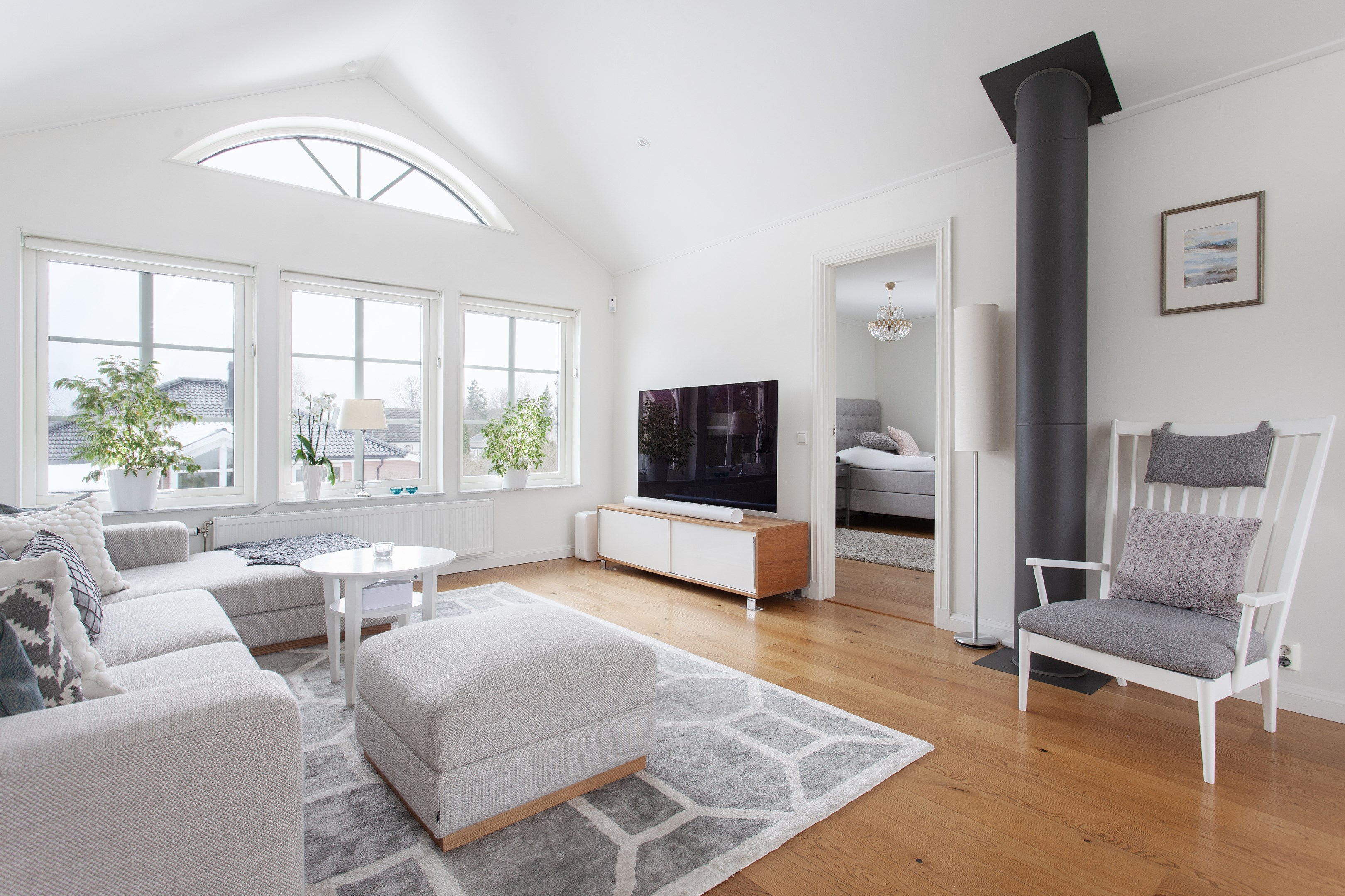 Bostadsbild från Källdisvägen 24, Till salu i Täby Kyrkby, Täby