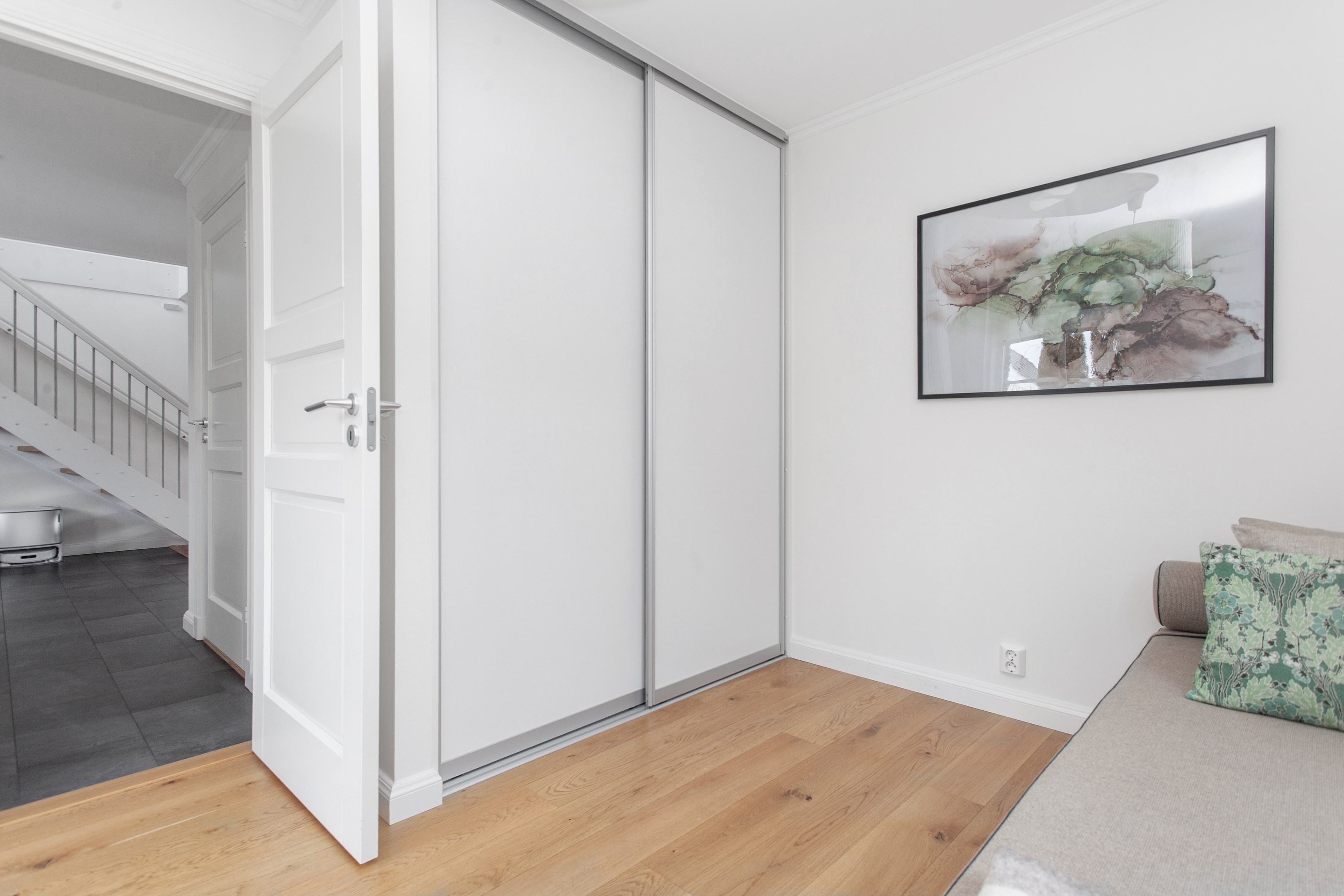 Bostadsbild från Källdisvägen 24, Till salu i Täby Kyrkby, Täby